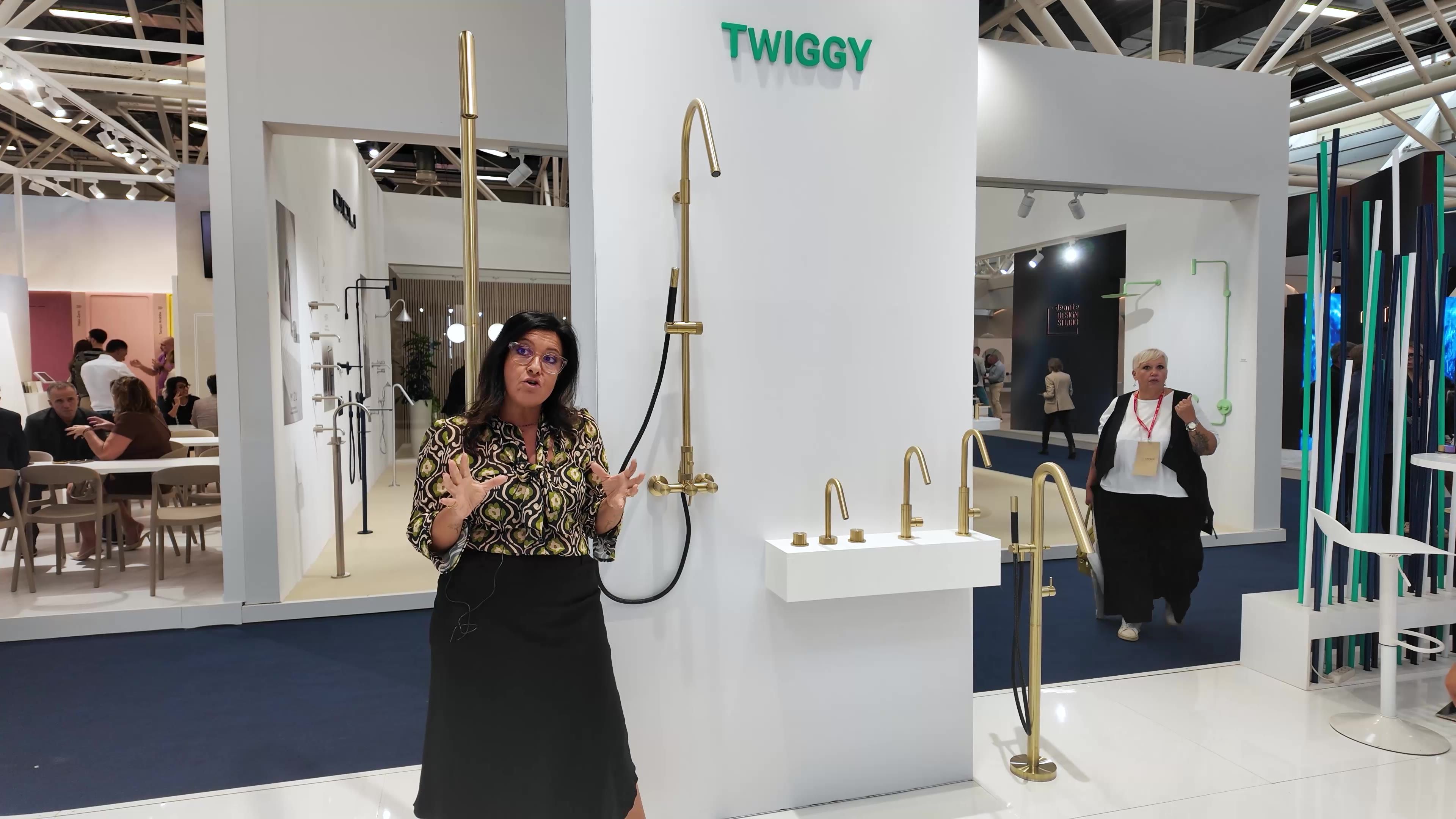 La collezione Twiggy in finitura PVD ottone spazzolato allo stand Fontealta di Cersaie 2026: colonna doccia, miscelatori per lavabo e vasca