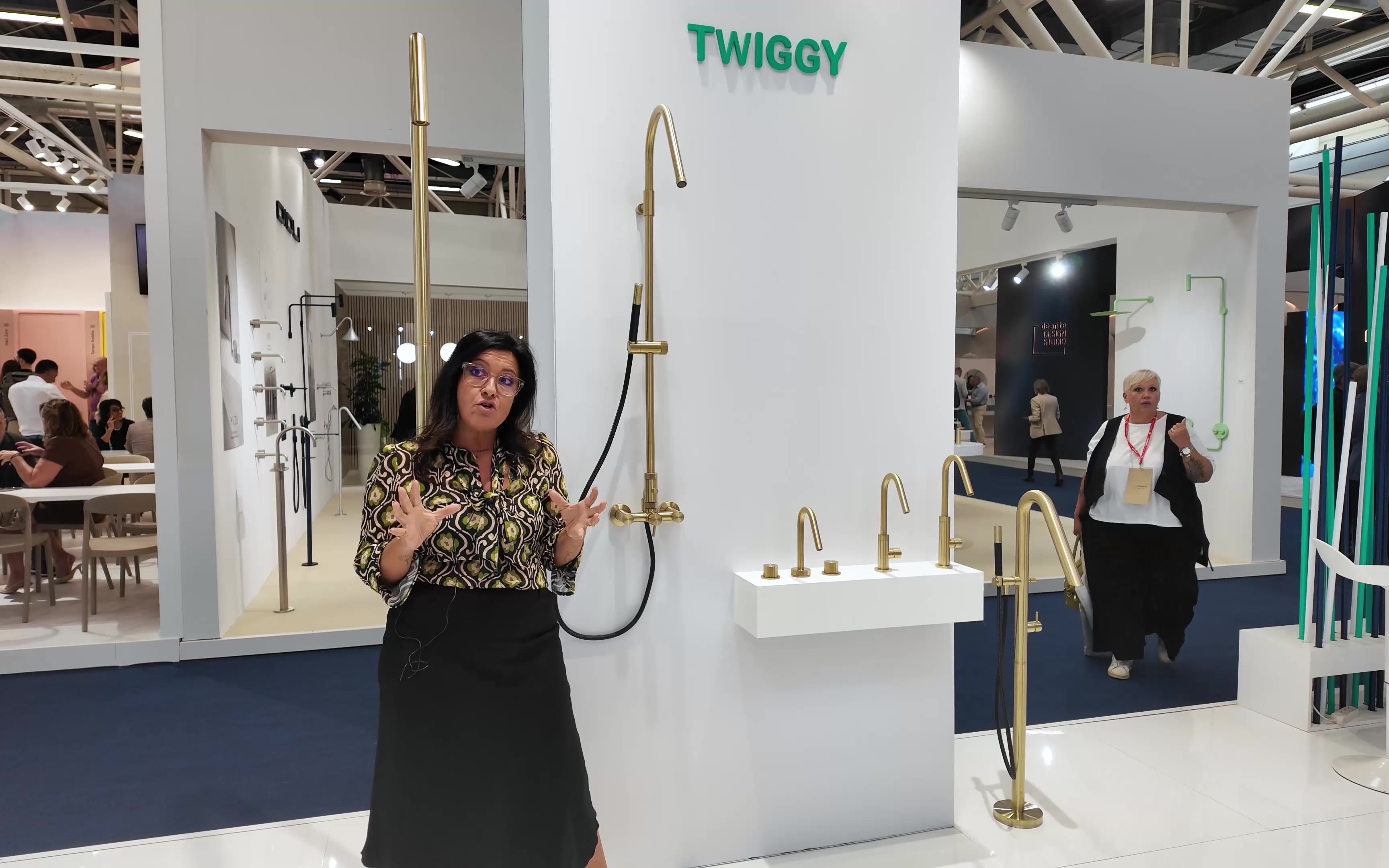 La collezione Twiggy in finitura PVD ottone spazzolato allo stand Fontealta di Cersaie 2026: colonna doccia, miscelatori per lavabo e vasca