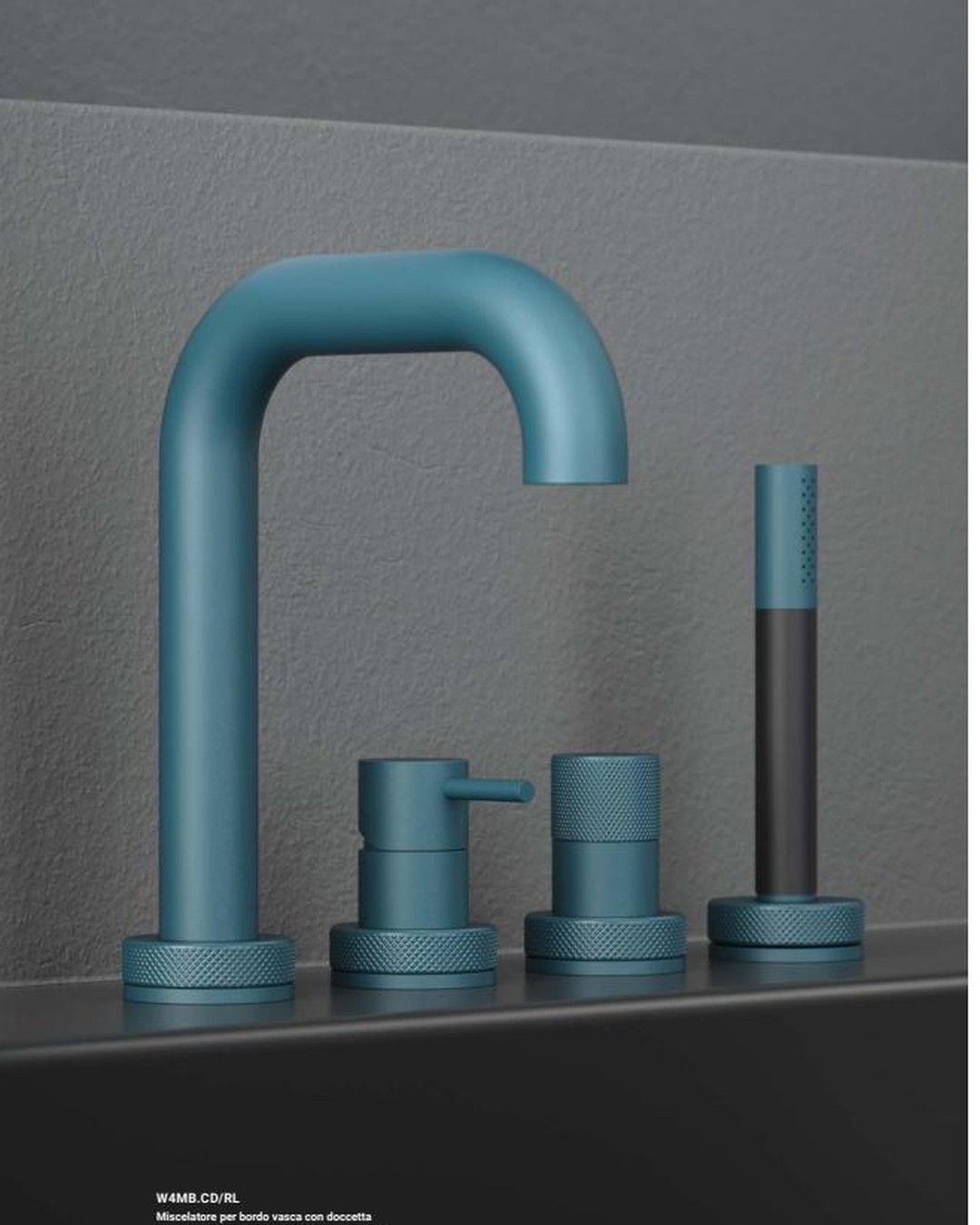 Doccia e miscelatore Fontealta in acciaio inox 316 in un bagno con rivestimenti in legno naturale