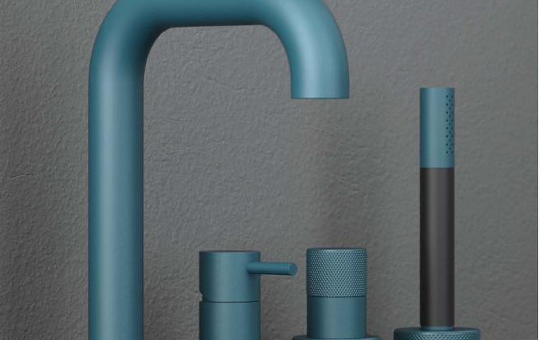 Doccia e miscelatore Fontealta in acciaio inox 316 in un bagno con rivestimenti in legno naturale
