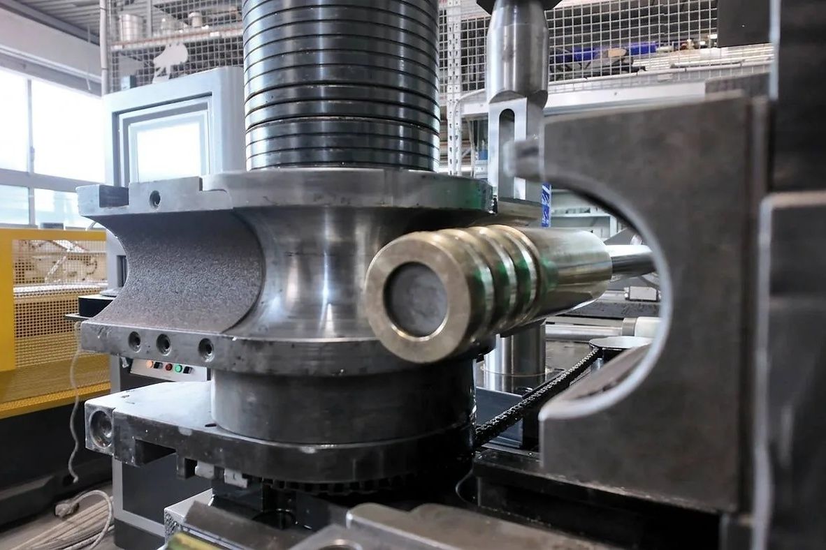 Piegatrice Fontealta con l'anima in lega di bronzo e alluminio inserita nel tubo in acciaio inox durante la piega