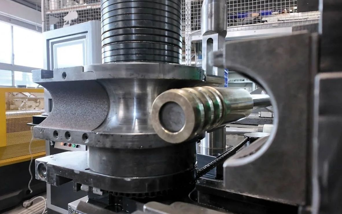 Piegatrice Fontealta con l'anima in lega di bronzo e alluminio inserita nel tubo in acciaio inox durante la piega