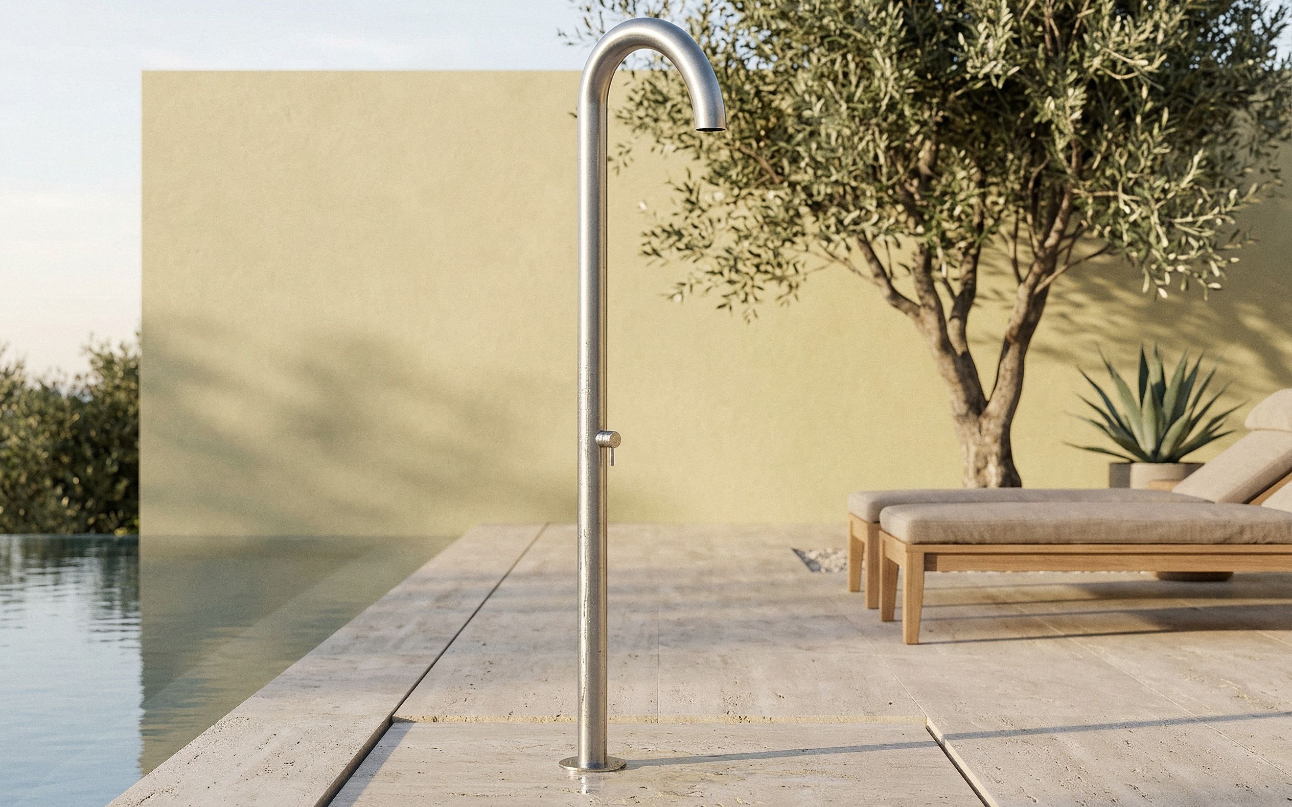 Colonna doccia freestanding Club C90.M in acciaio inox a bordo di una piscina a sfioro, in una villa mediterranea con ulivo