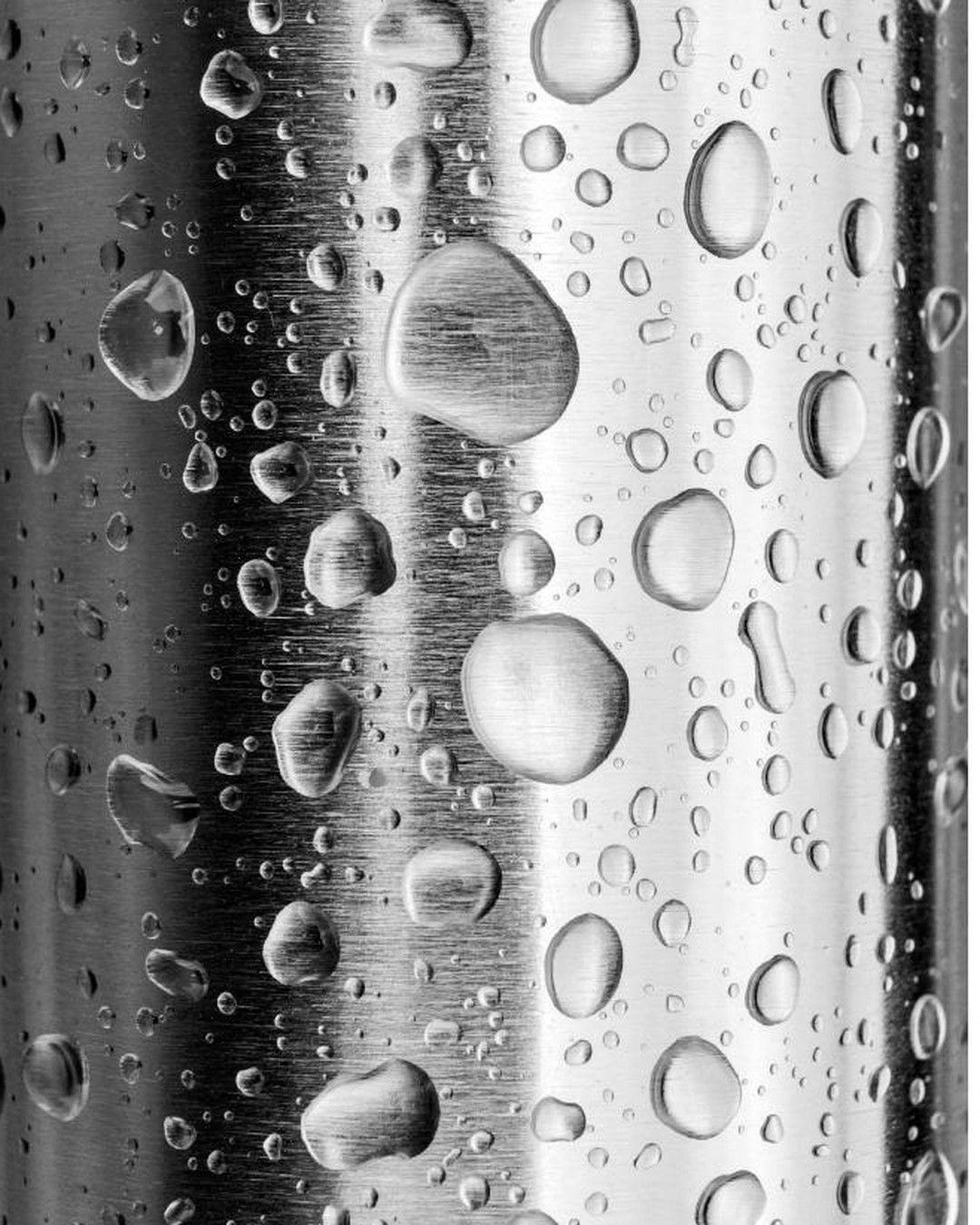 Gocce d'acqua su una superficie in acciaio inox AISI 316 Fontealta, dettaglio macro della resistenza alla salsedine