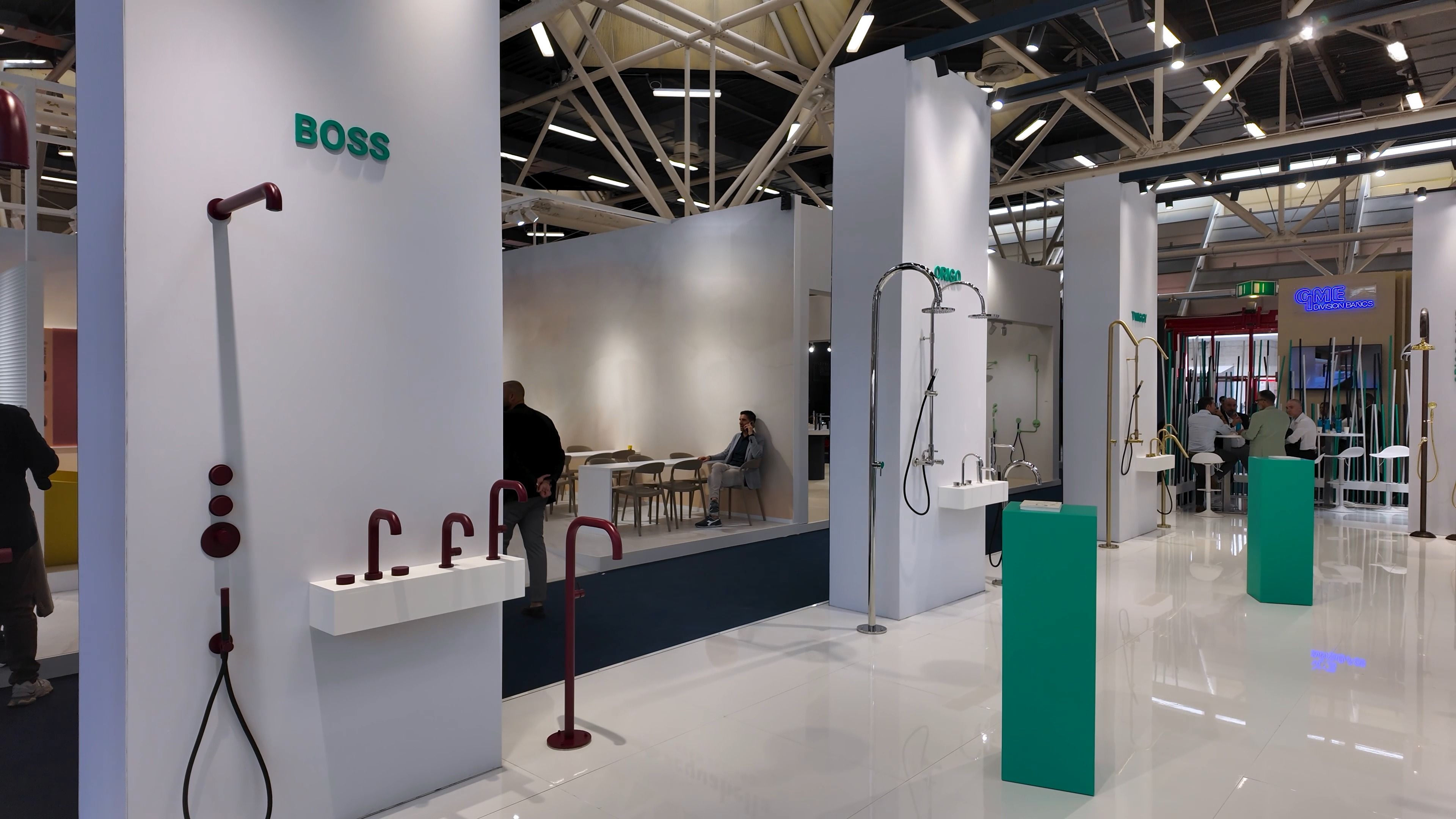 Lo stand Fontealta a Cersaie 2026: la colonna doccia Boss in bordeaux, lavabi e colonne in acciaio inox tra le pareti bianche del padiglione