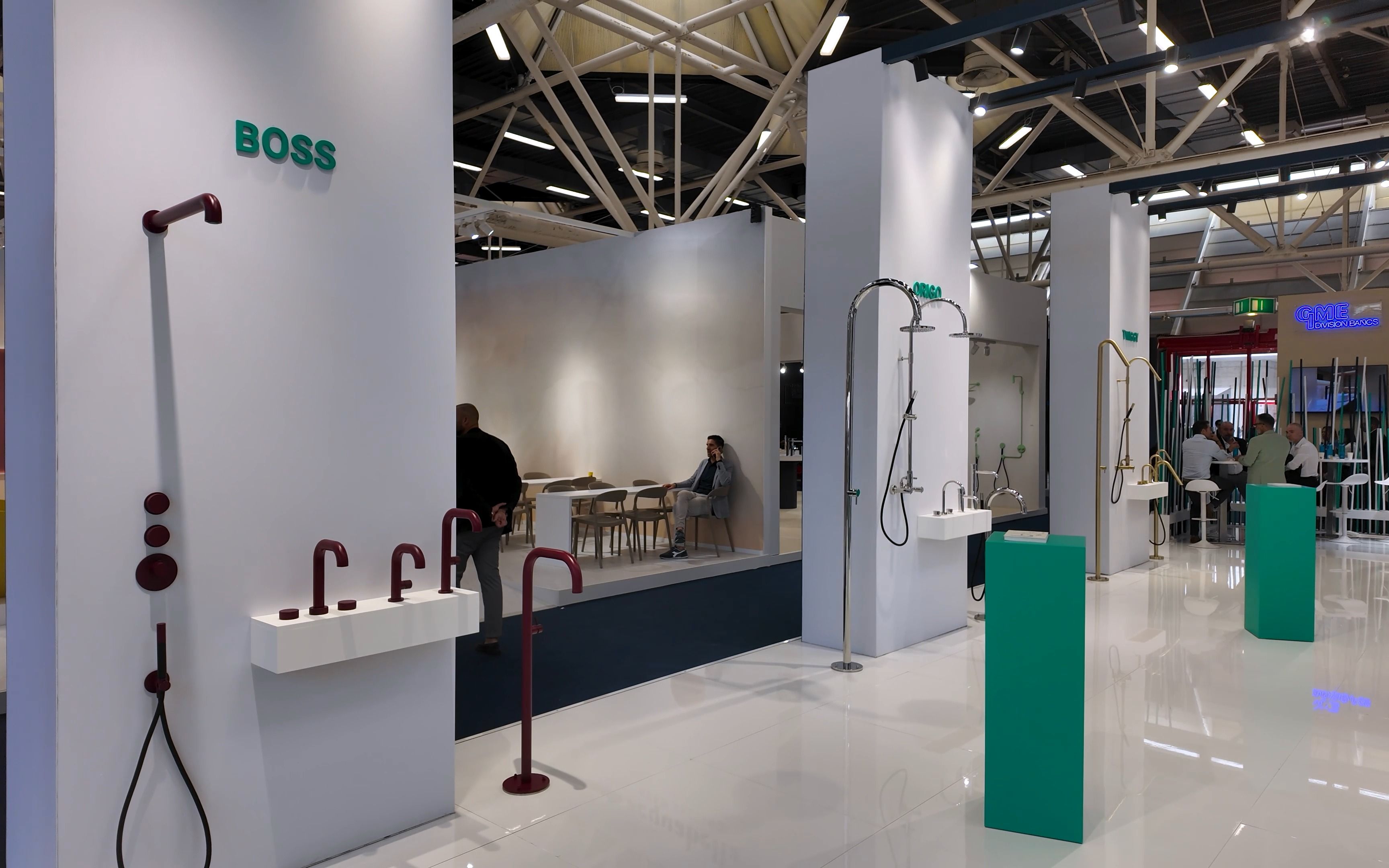 Lo stand Fontealta a Cersaie 2026: la colonna doccia Boss in bordeaux, lavabi e colonne in acciaio inox tra le pareti bianche del padiglione