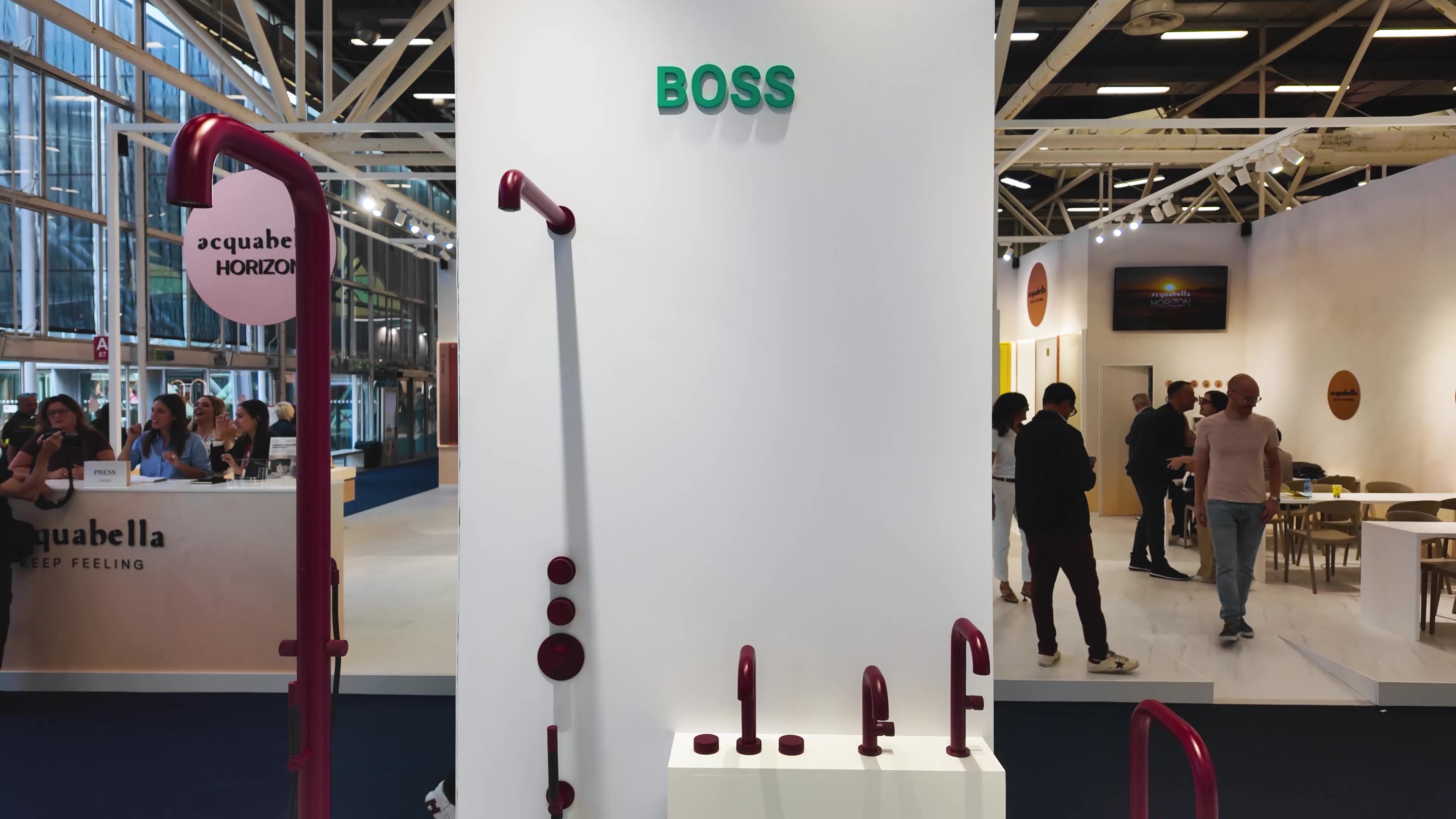 La collezione Boss in colore RAL bordeaux allo stand Fontealta di Cersaie 2026: colonna doccia freestanding, comandi a parete e miscelatori per lavabo