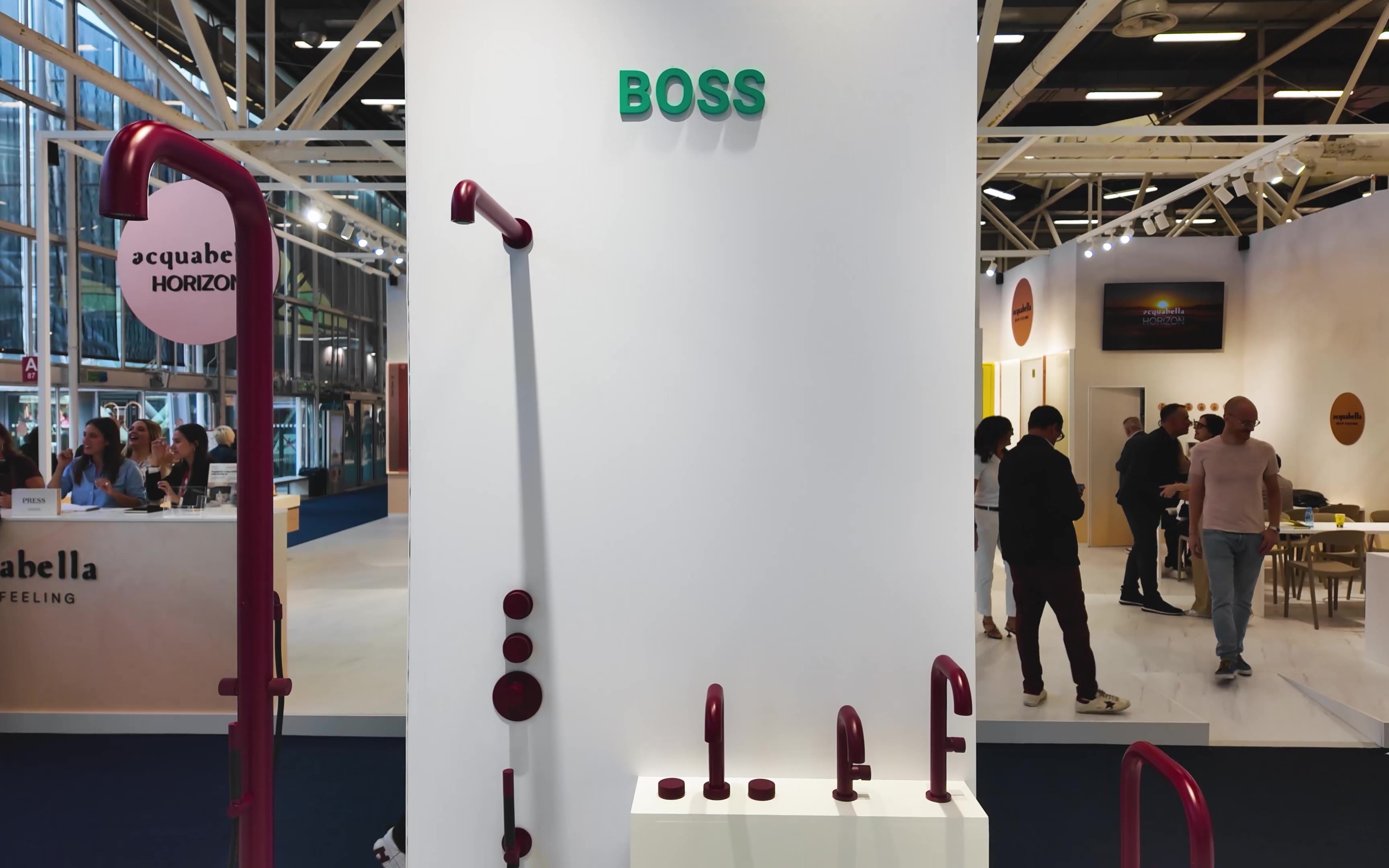 La collezione Boss in colore RAL bordeaux allo stand Fontealta di Cersaie 2026: colonna doccia freestanding, comandi a parete e miscelatori per lavabo