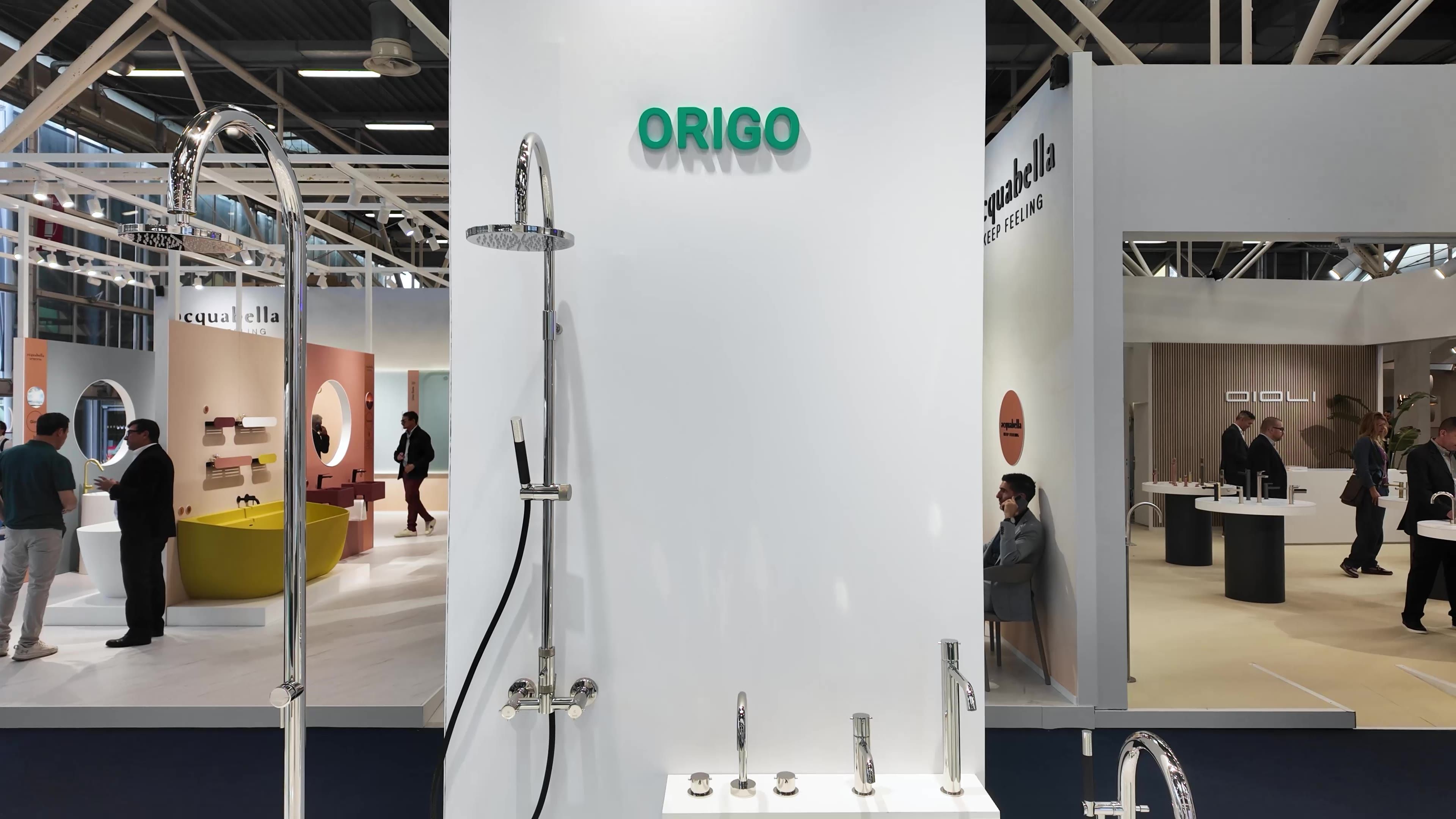 La collezione Origo in acciaio inox super lucido allo stand Fontealta di Cersaie 2026: colonna doccia e miscelatori per lavabo