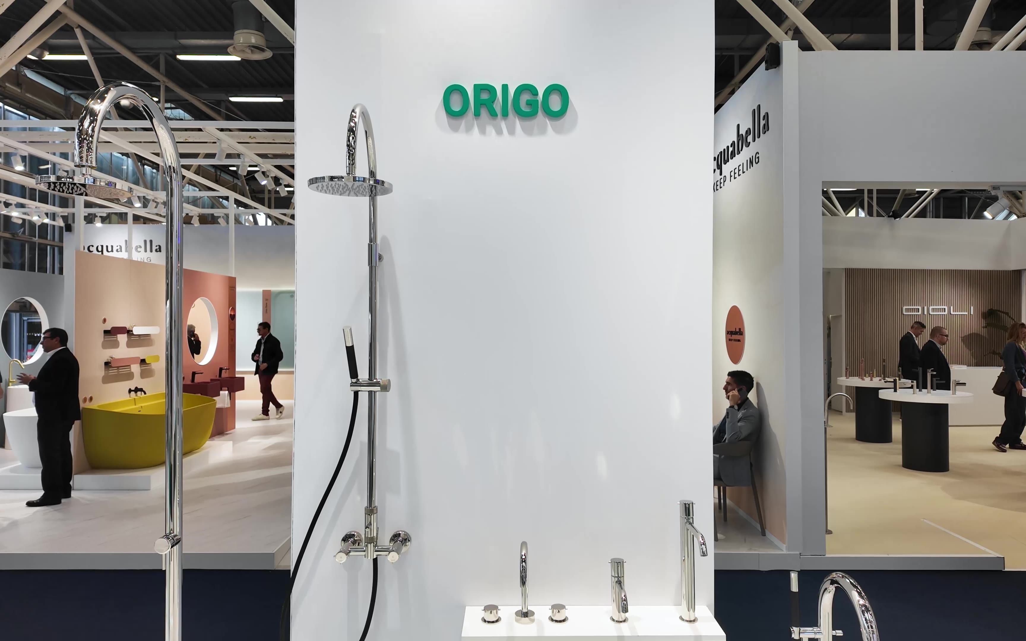 La collezione Origo in acciaio inox super lucido allo stand Fontealta di Cersaie 2026: colonna doccia e miscelatori per lavabo