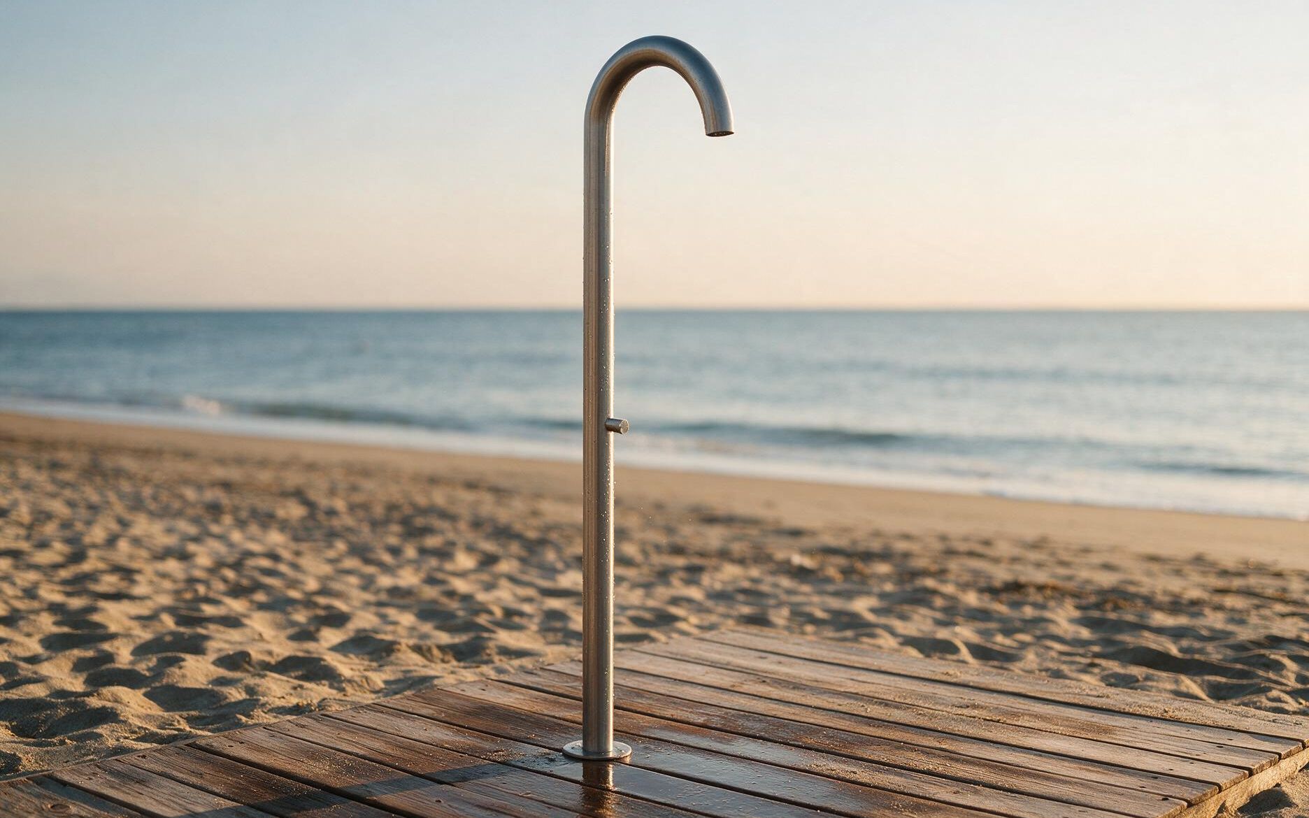 Colonna doccia Club C90.AST su pedana di teak in riva al mare
