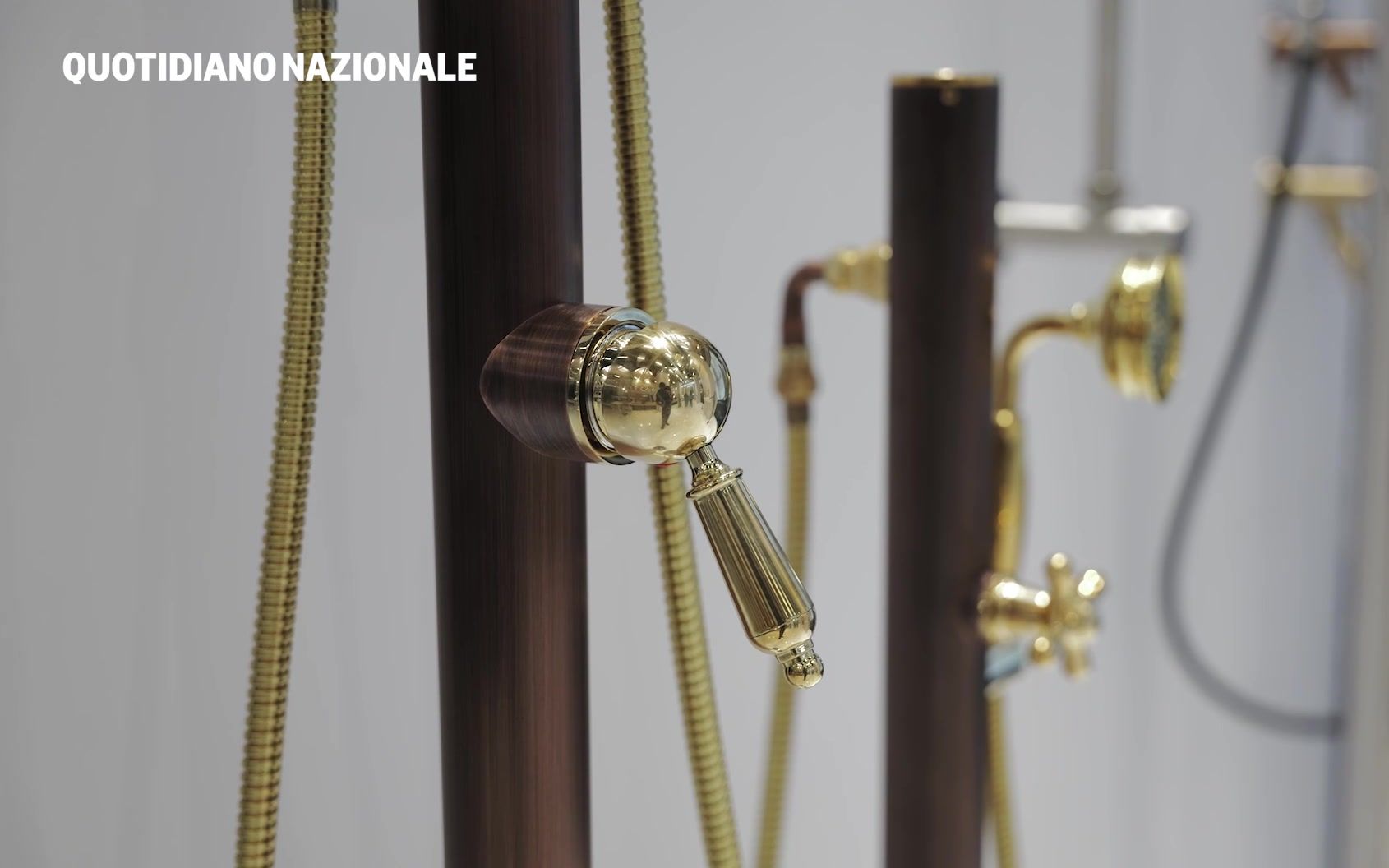 La colonnina Origo Rame in rame naturale con leva in ottone lucido allo stand Fontealta di Cersaie 2026, frame dal video di Quotidiano Nazionale