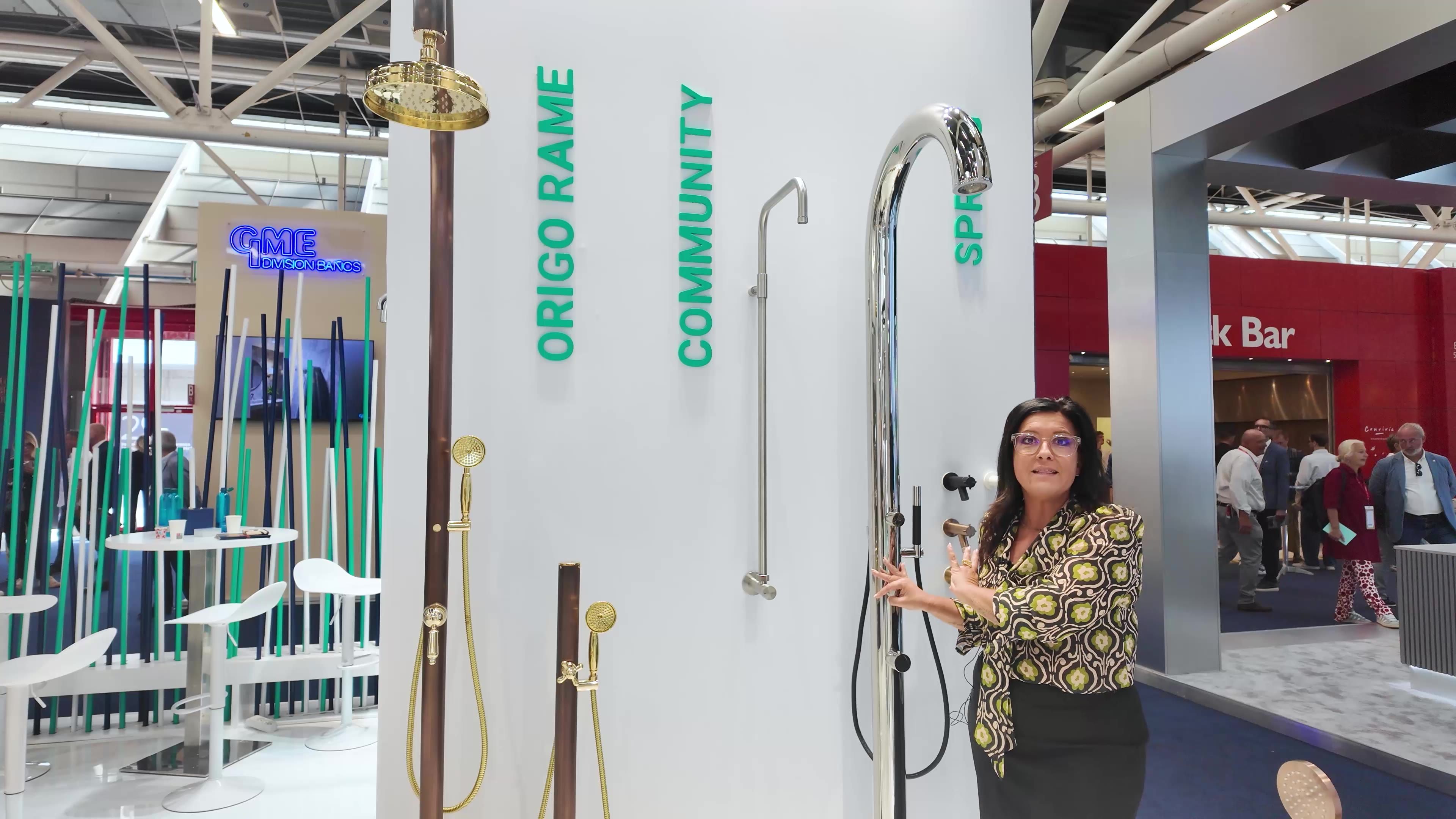 Le collezioni Origo Rame, Community e Spring nell'area esterna dello stand Fontealta a Cersaie 2026: colonne doccia freestanding e rubinetti da giardino