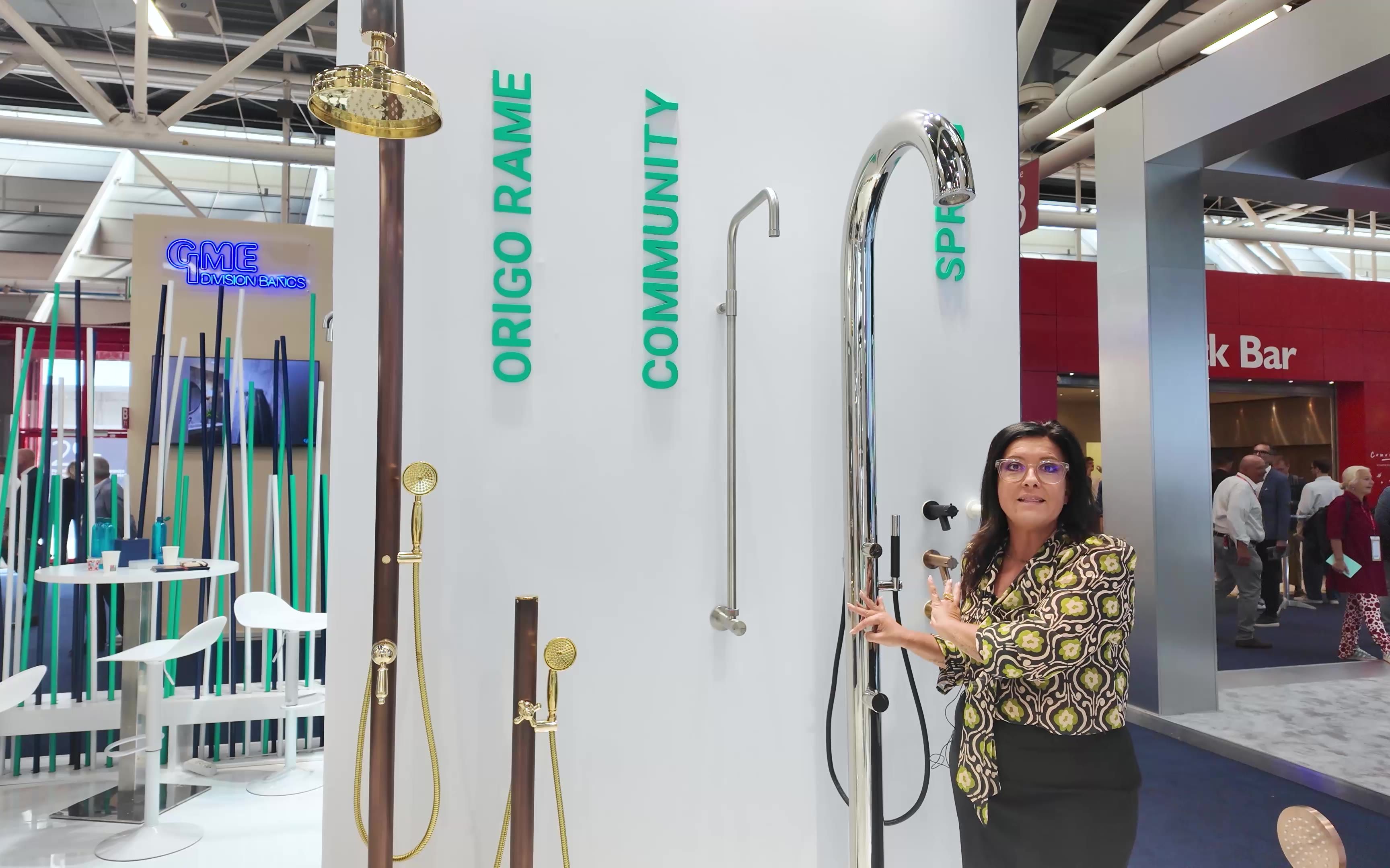 Le collezioni Origo Rame, Community e Spring nell'area esterna dello stand Fontealta a Cersaie 2026: colonne doccia freestanding e rubinetti da giardino