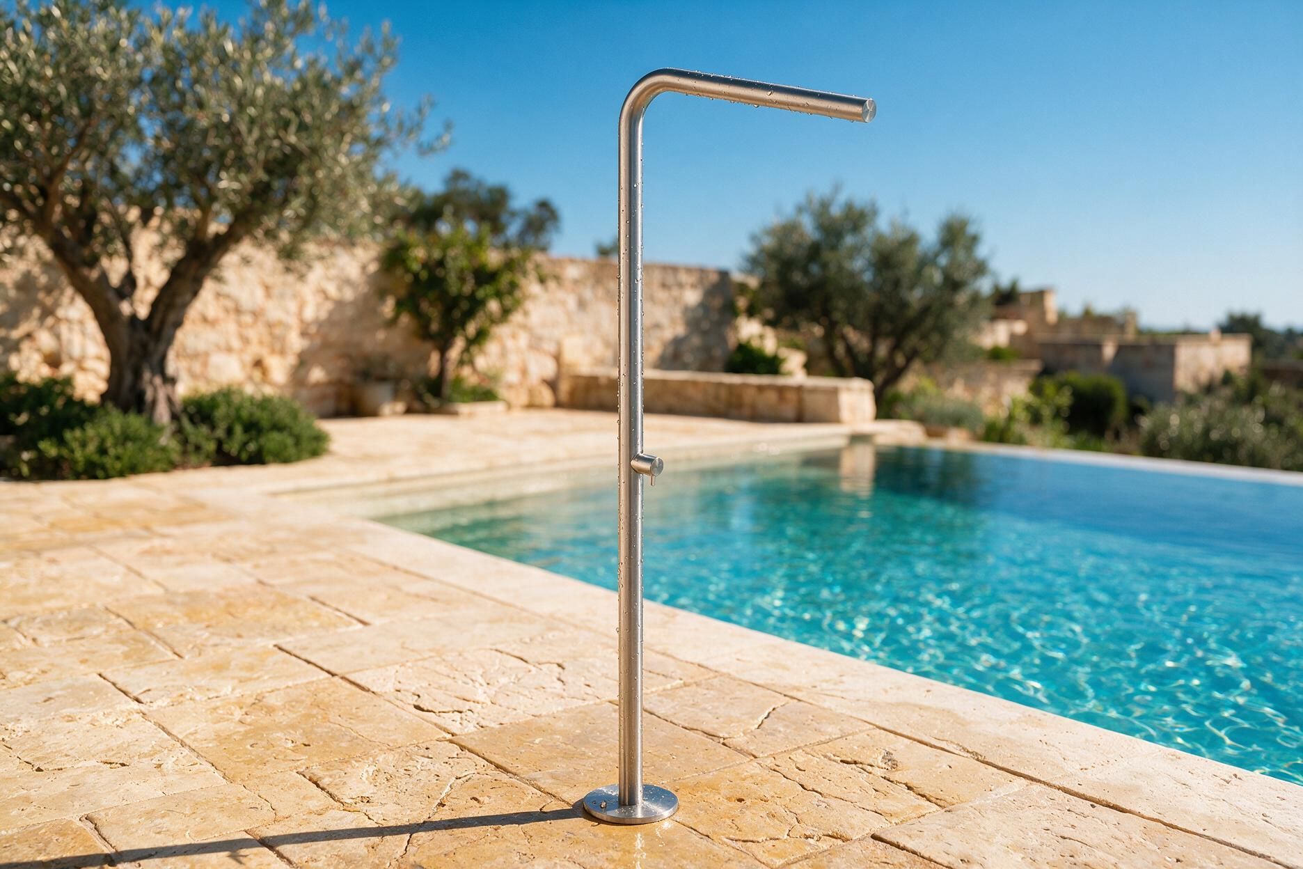 Colonna doccia Skinny S40 a bordo di una piscina a sfioro