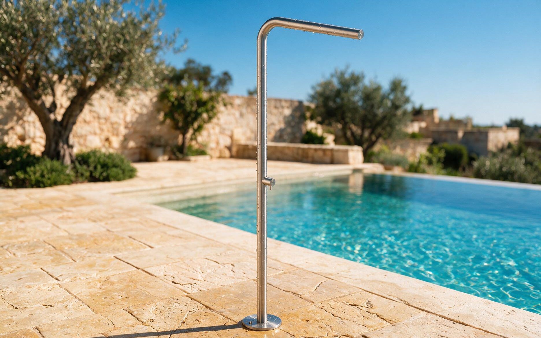Colonna doccia Skinny S40 a bordo di una piscina a sfioro