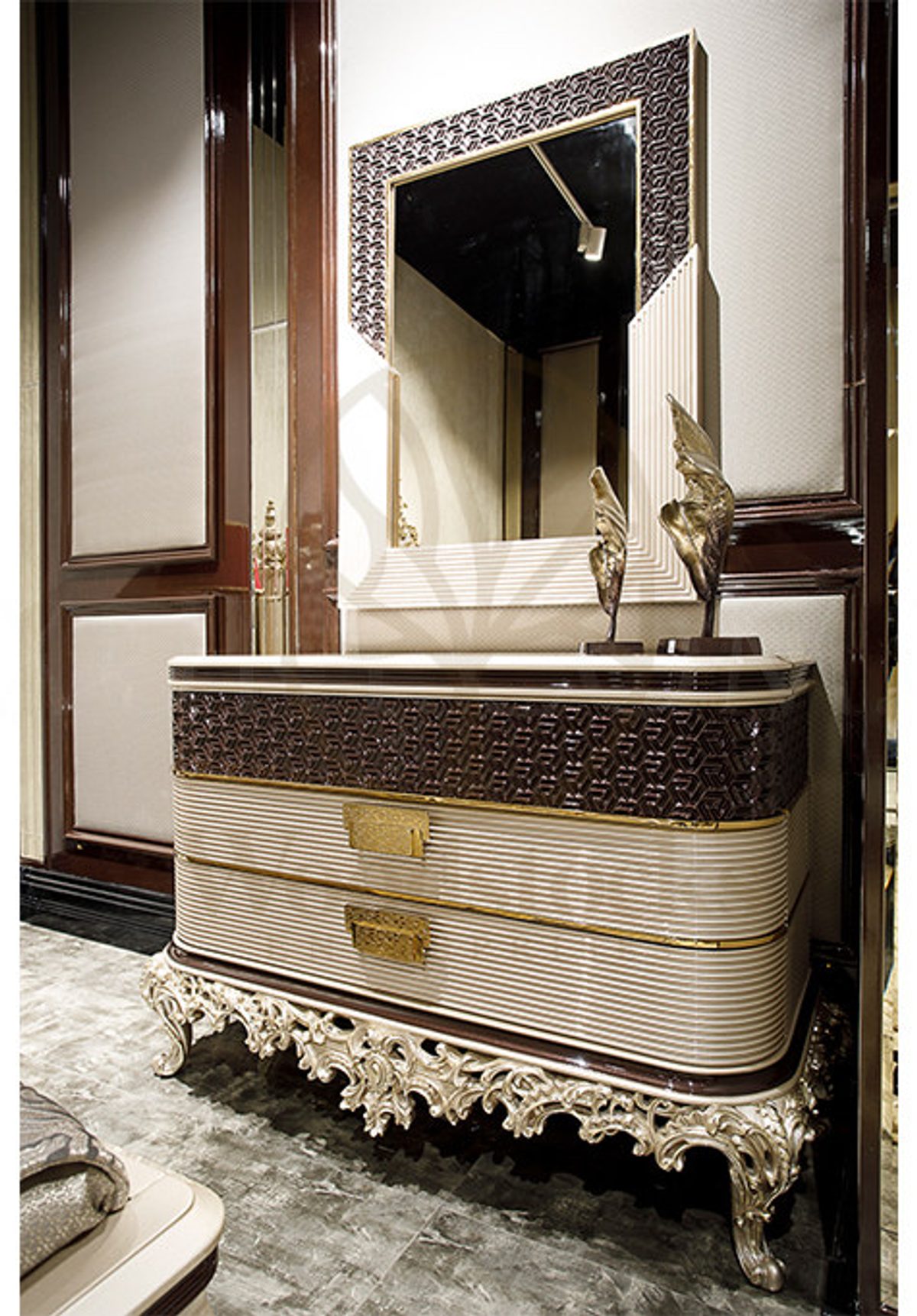 Royal Atlanta Hand Carved Teak King Size Bed, Saharanpur, view 9