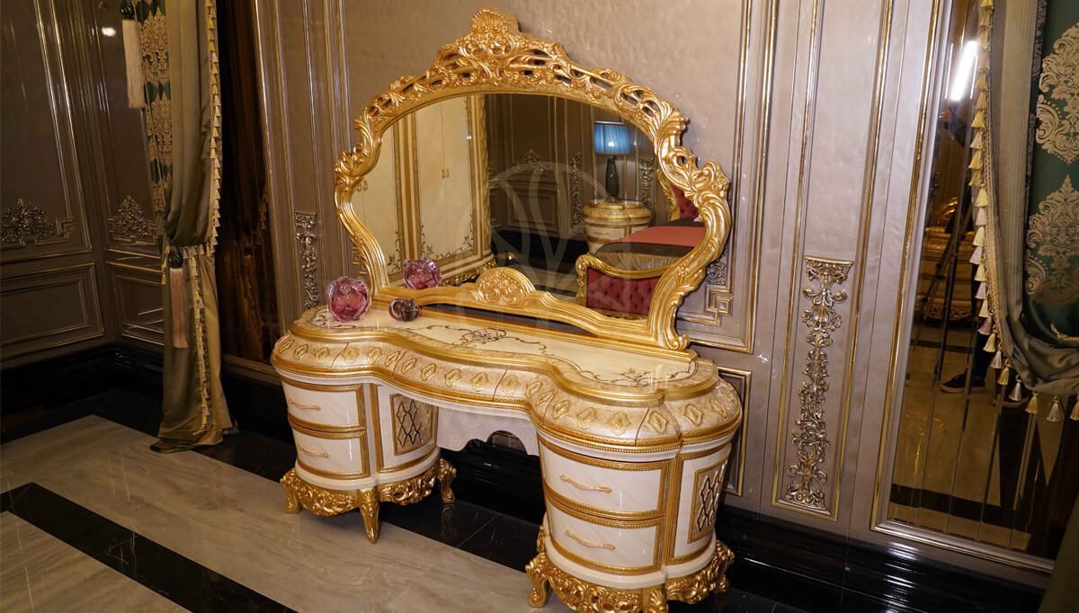 Royal Sultanahmet Gold Leaf Hand Carved Teak King Size Bed, Saharanpur, view 9