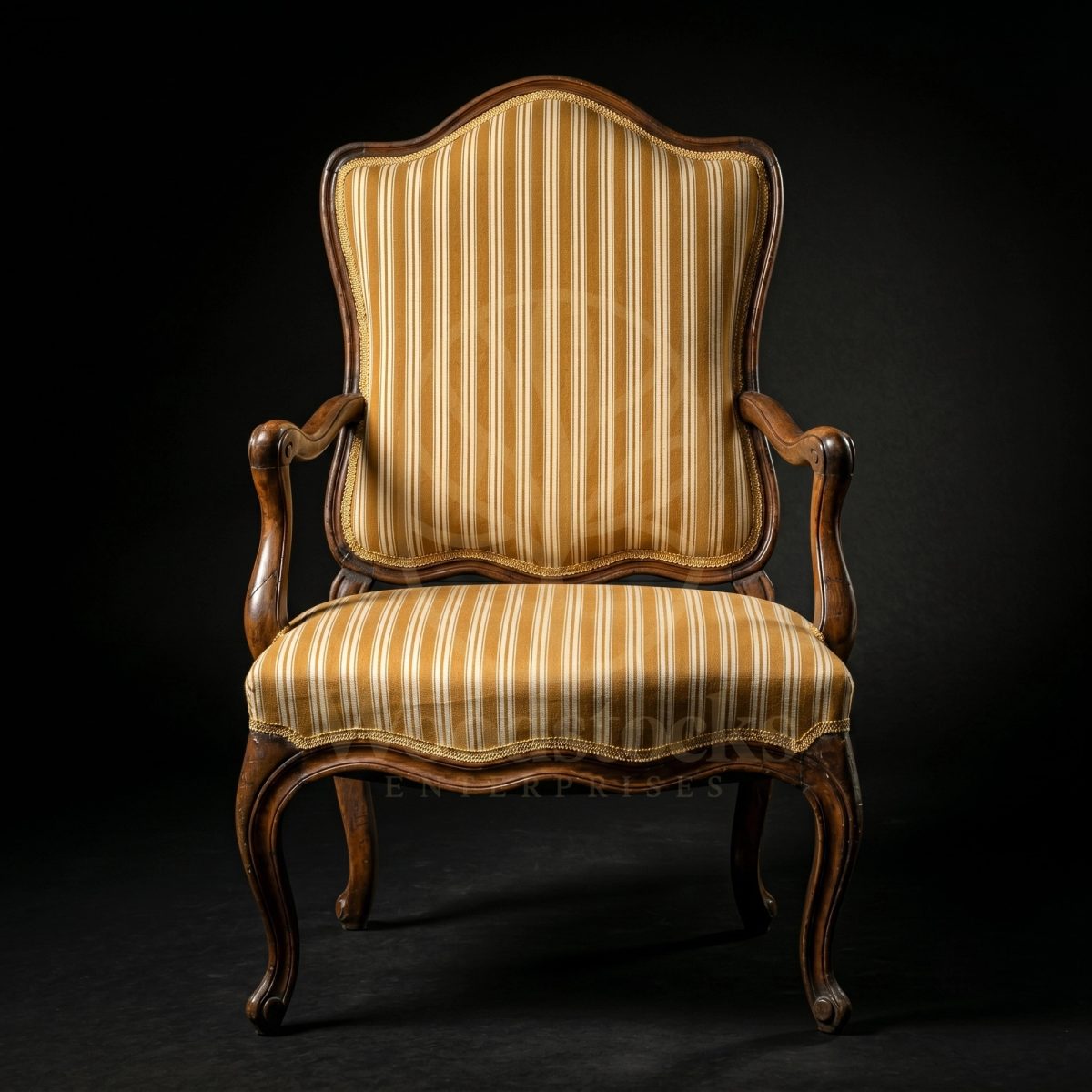 Royal Hand Carved Teak Rocaille en Repos Louis XV Fauteuil à la Reine, Saharanpur, view 2