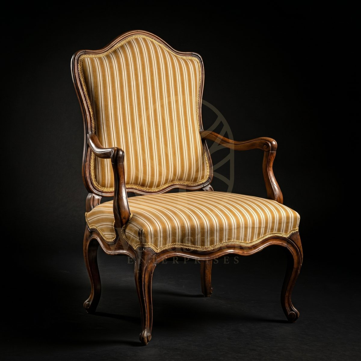 Royal Hand Carved Teak Rocaille en Repos Louis XV Fauteuil à la Reine, Saharanpur, Living Room Chair