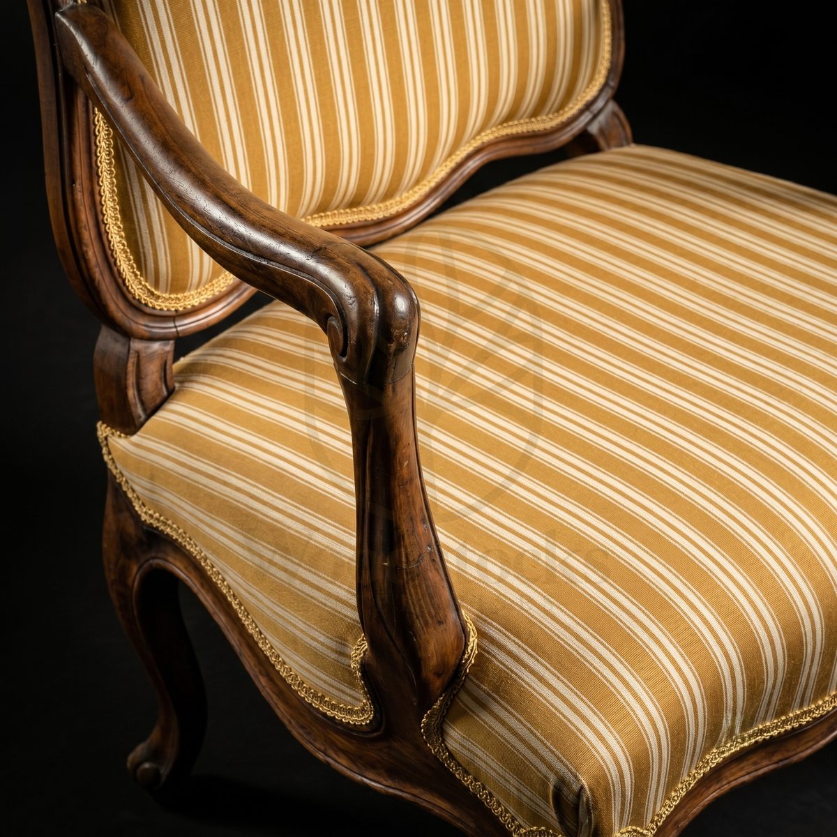 Royal Hand Carved Teak Rocaille en Repos Louis XV Fauteuil à la Reine, Saharanpur, view 3