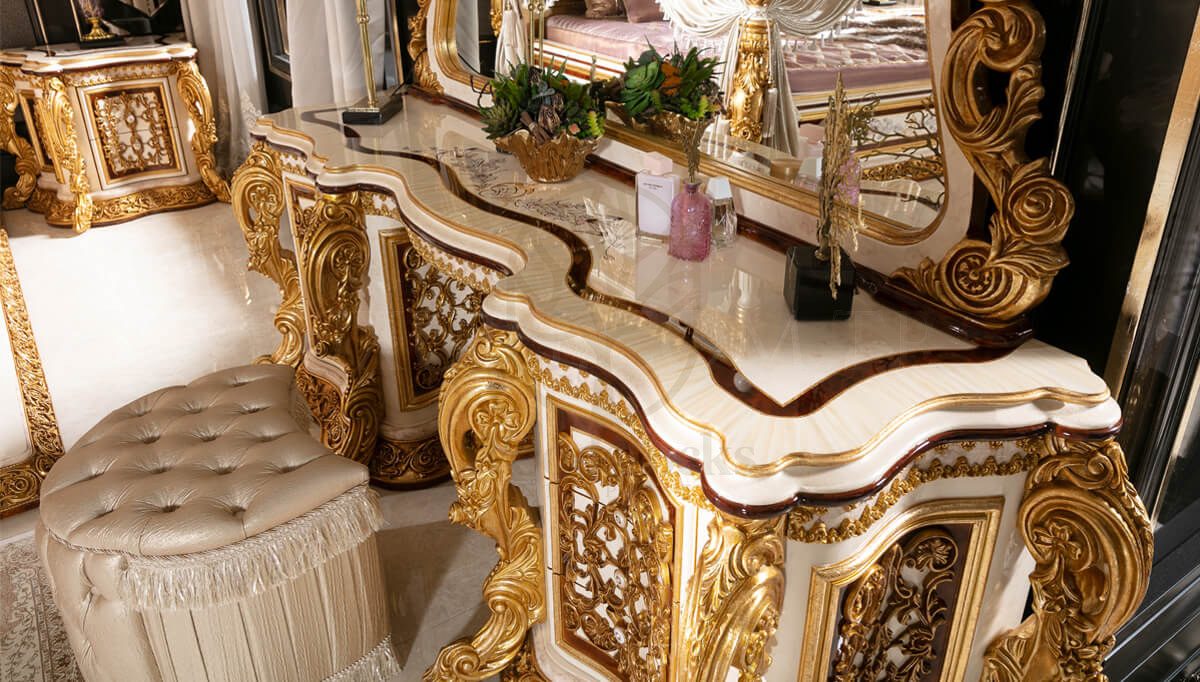 Royal Martinik Gold Leaf Hand Carved Teak King Size Bed, Saharanpur, view 4