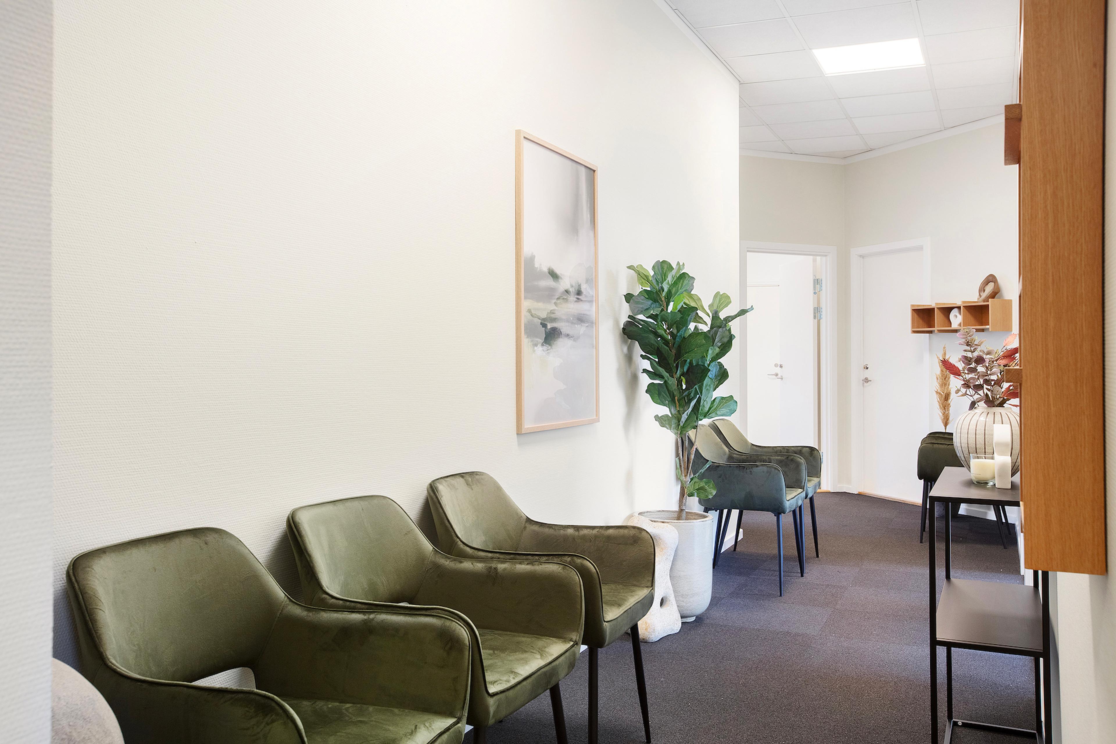 Venterværelse med masser af sidepladser