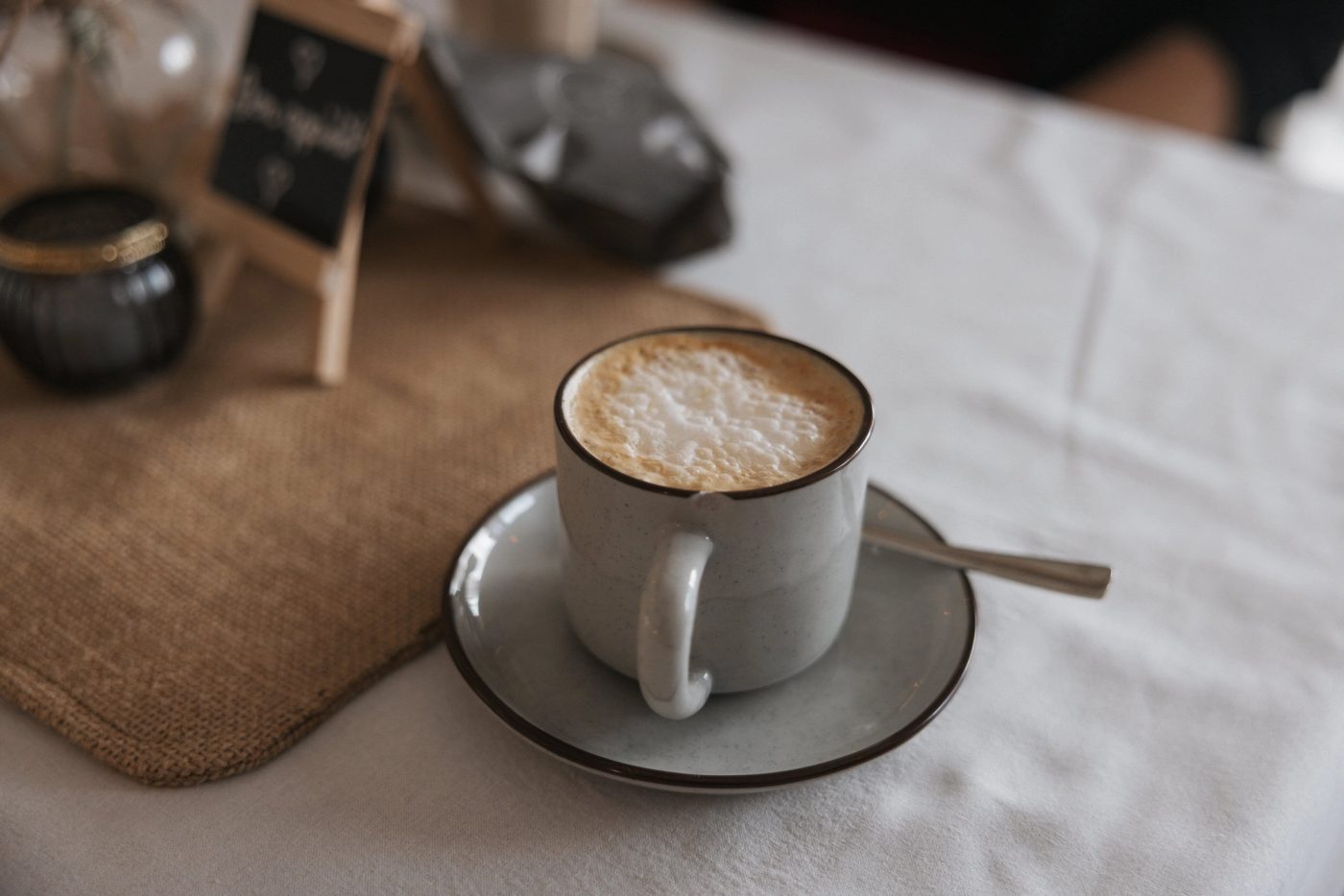 Frisch zubereiteter Latte Macchiato im Café der Stiftung Samariterherberge