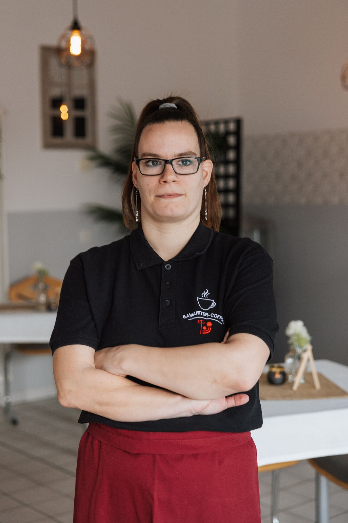 Porträt einer Beschäftigten des Cafés mit Arbeitsschürze