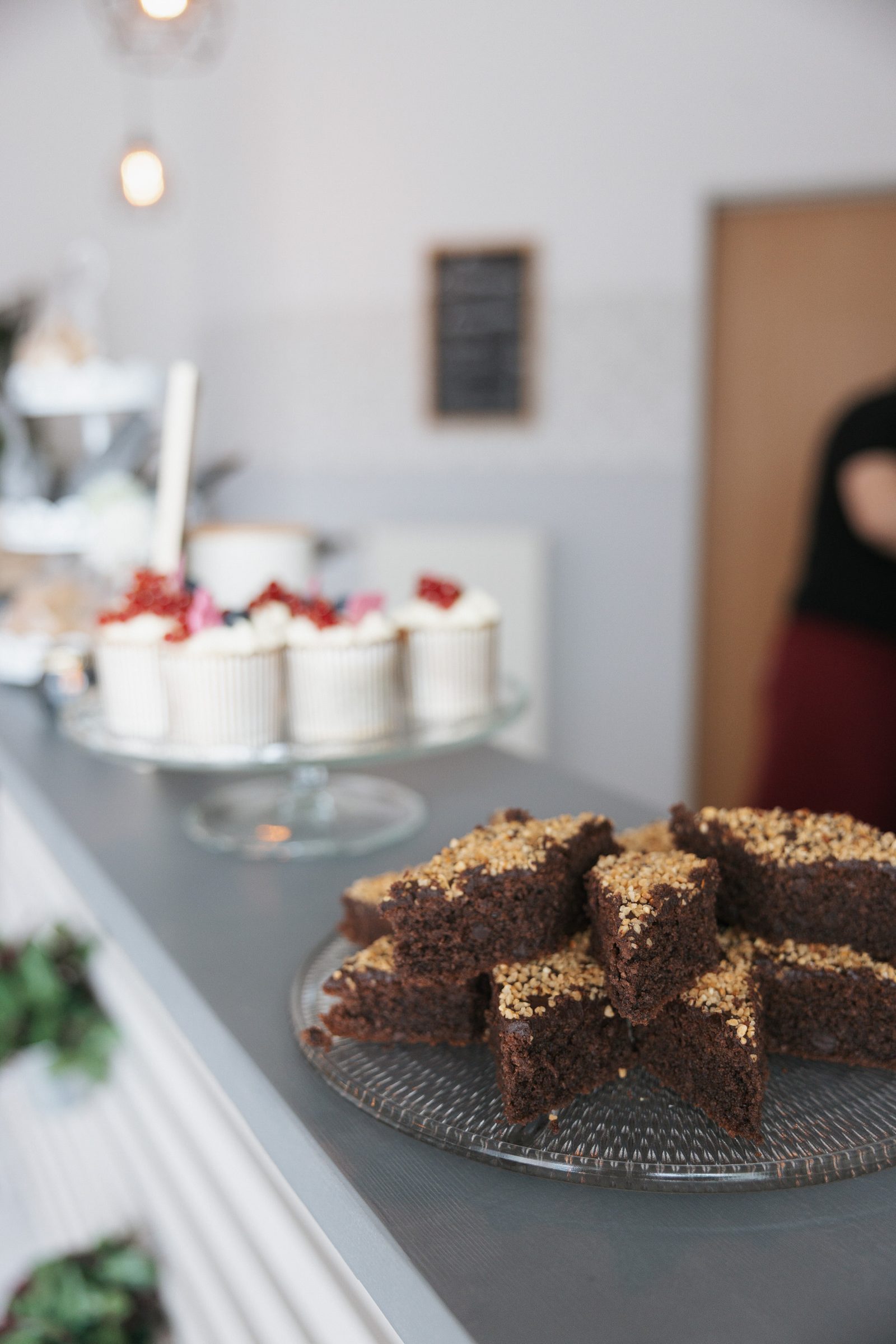 Kuchenauswahl unter Glashauben in der Auslage des Cafés
