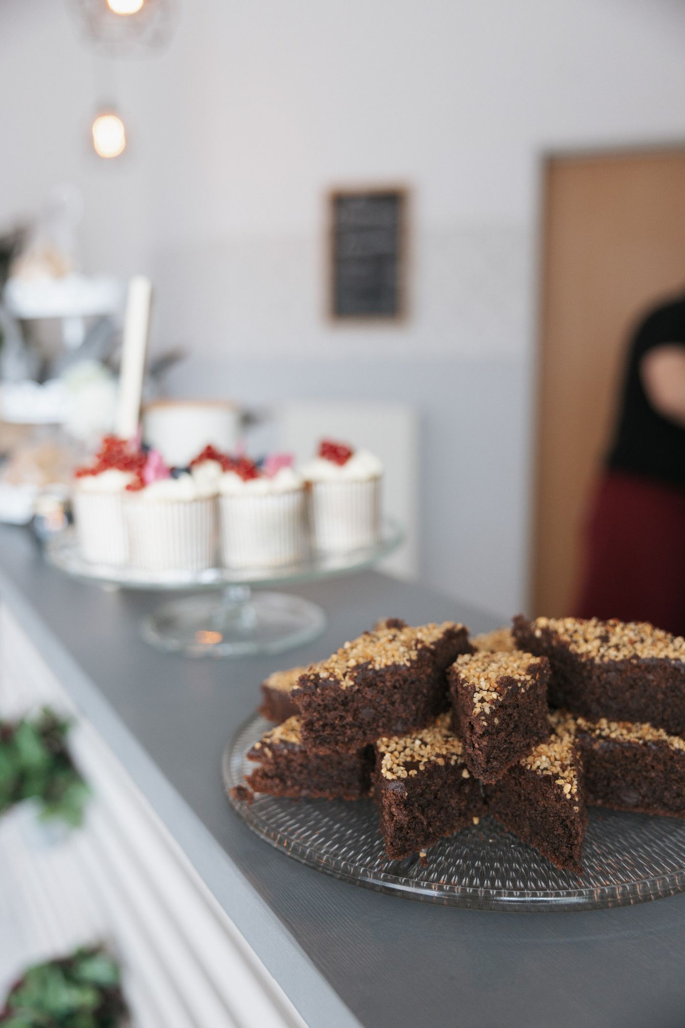 Kuchenauswahl unter Glashauben in der Auslage des Cafés