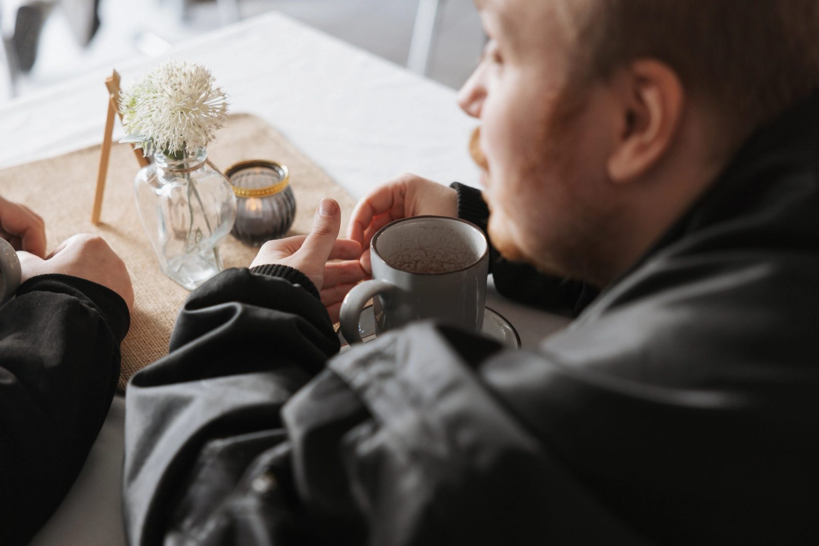 Serviermoment: Ein Getränk wird einem Gast an den Tisch gebracht