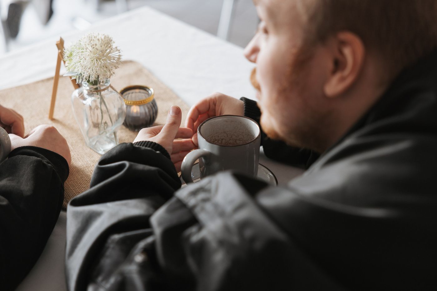Serviermoment: Ein Getränk wird einem Gast an den Tisch gebracht