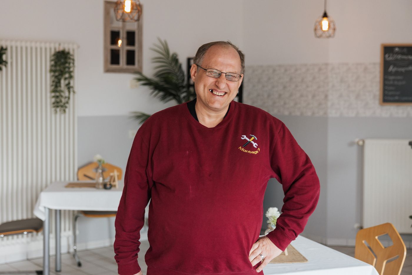 Café-Mitarbeiter lächelt hinter der Theke