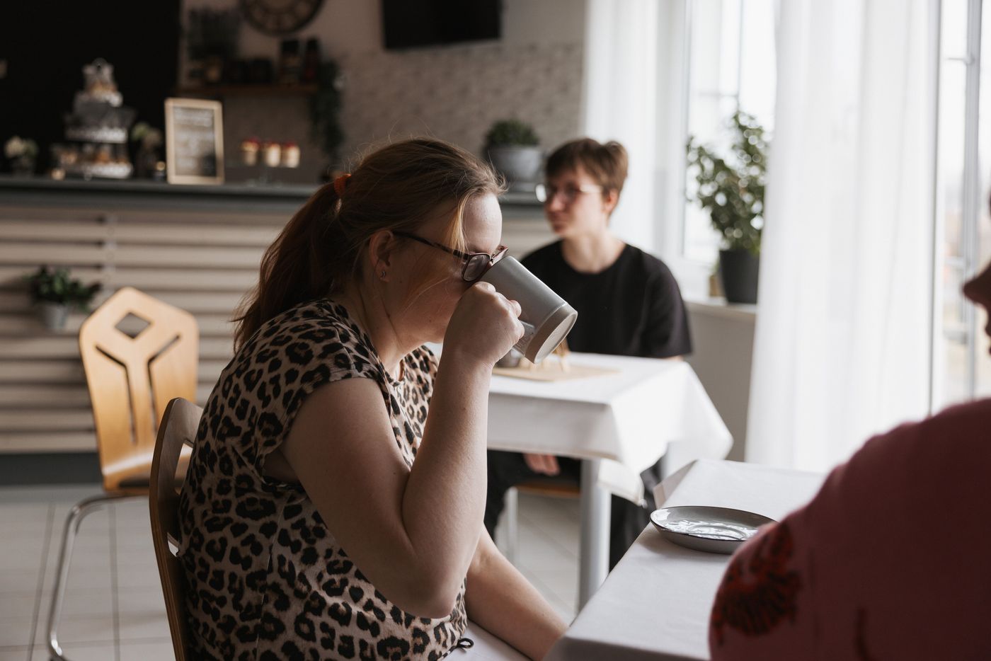 Gäste an einem Fenstertisch im Café der Samariterherberge