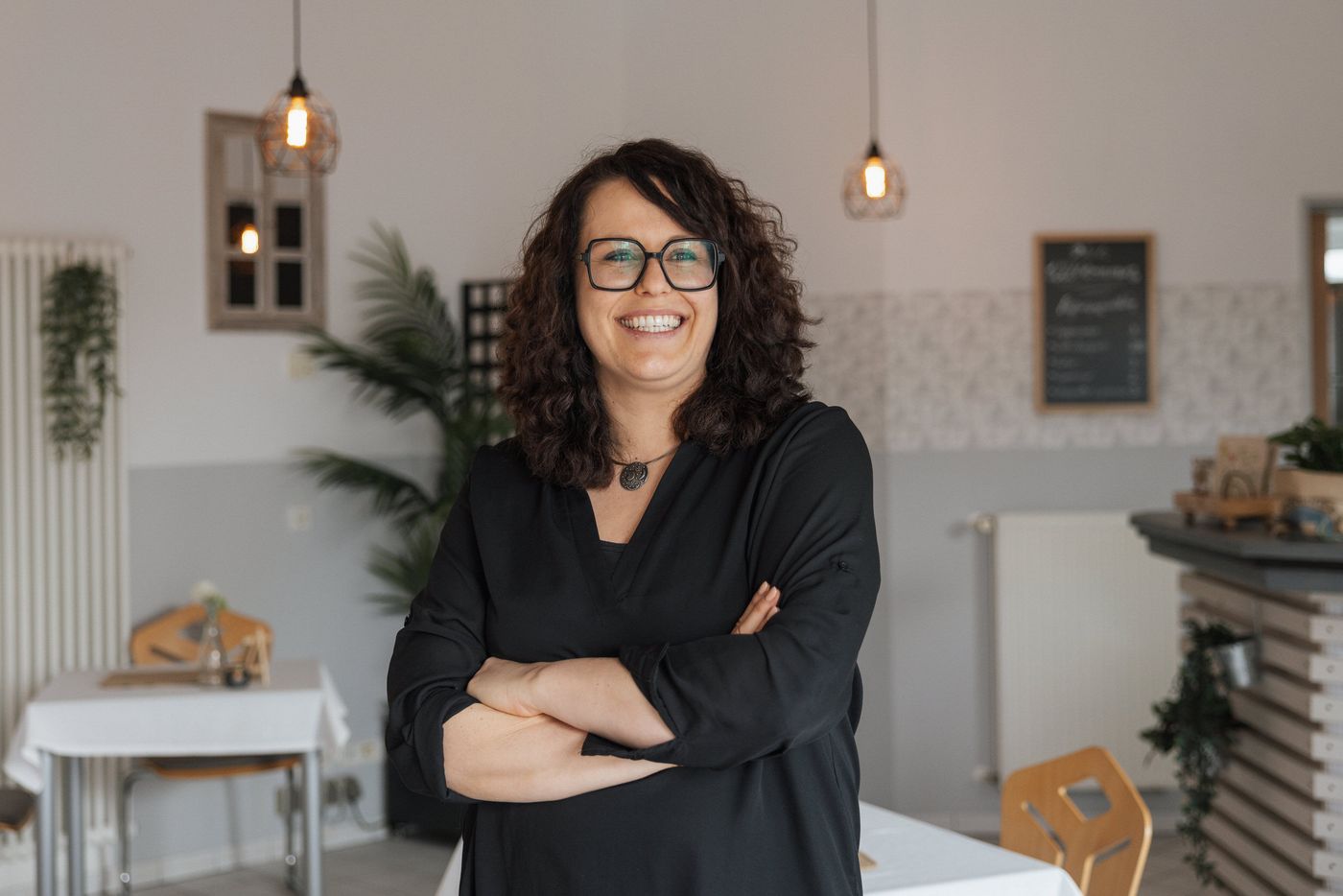 Lächelnde Mitarbeiterin im Café der Stiftung Samariterherberge