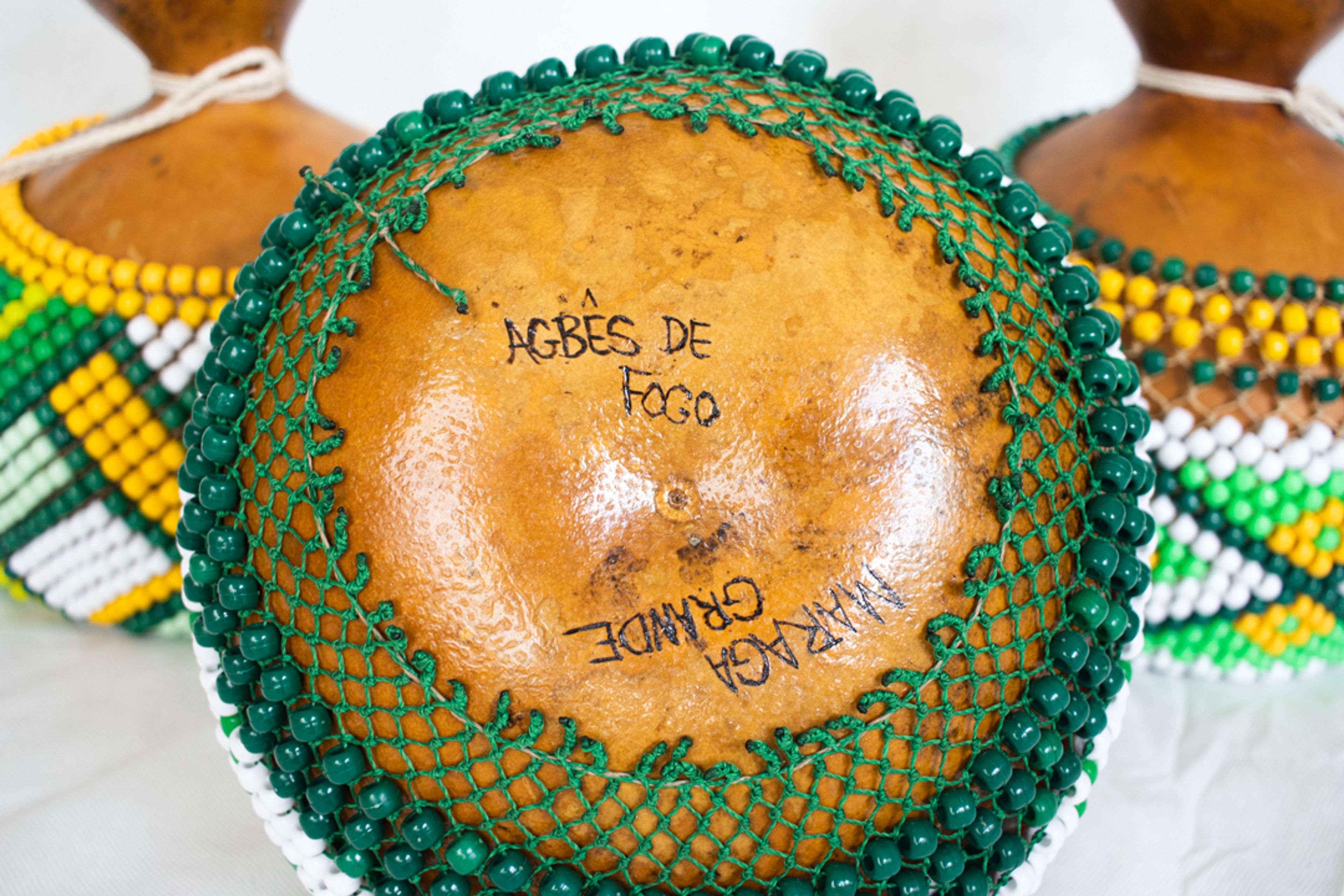 Detalhe assinatura de Flávia Agbês de Fogo