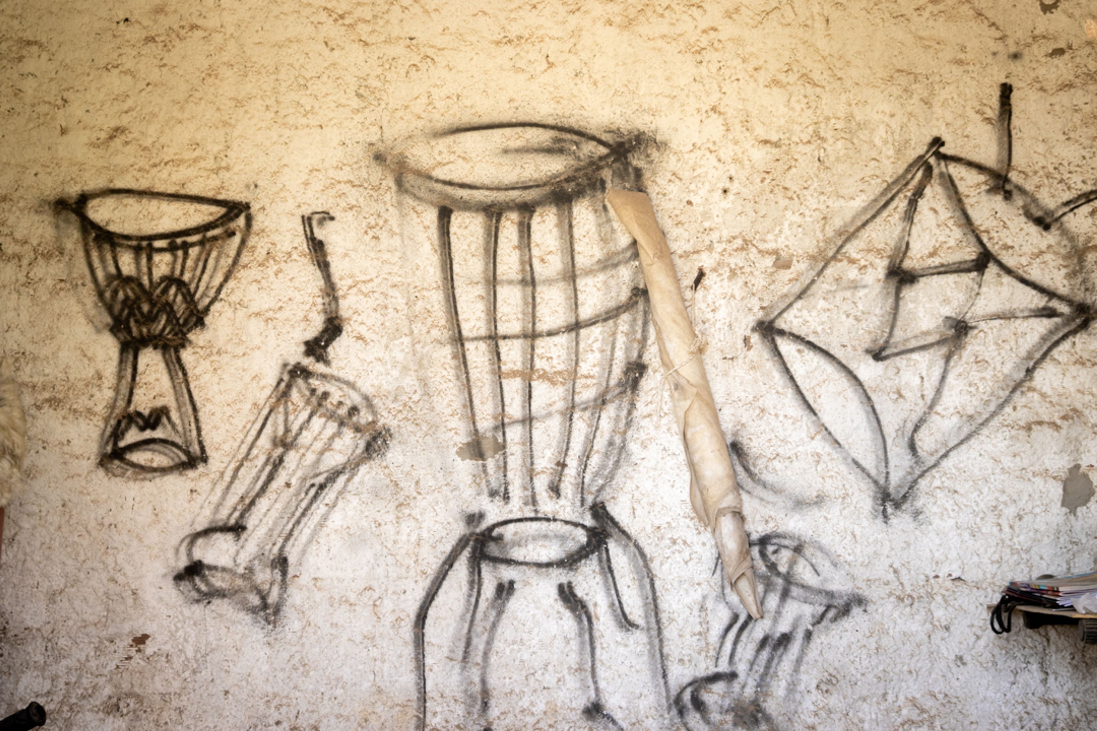 Desenho de tambores feitos com spray preto.