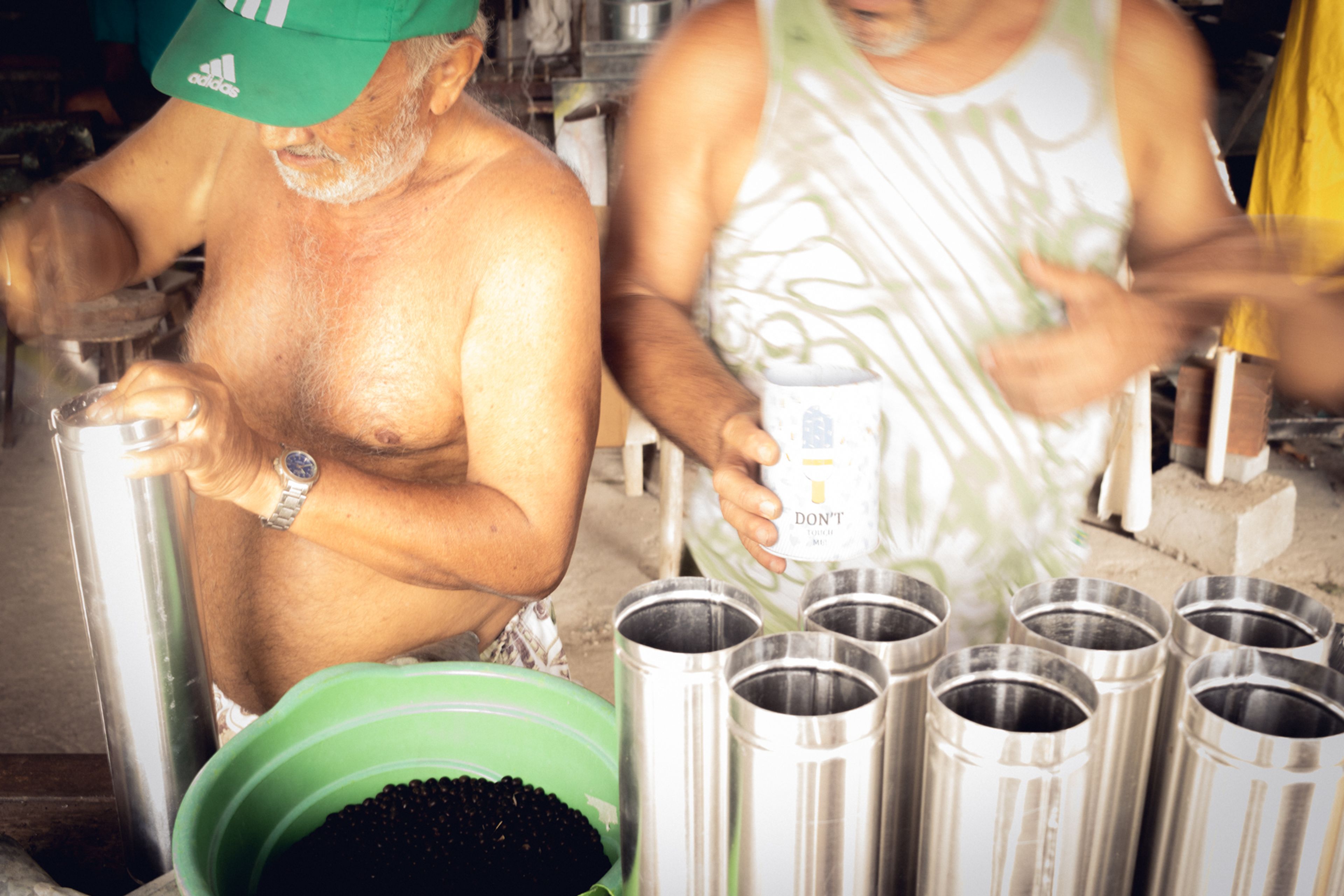 Produzindo Ganzá na Oficina Marcos.
