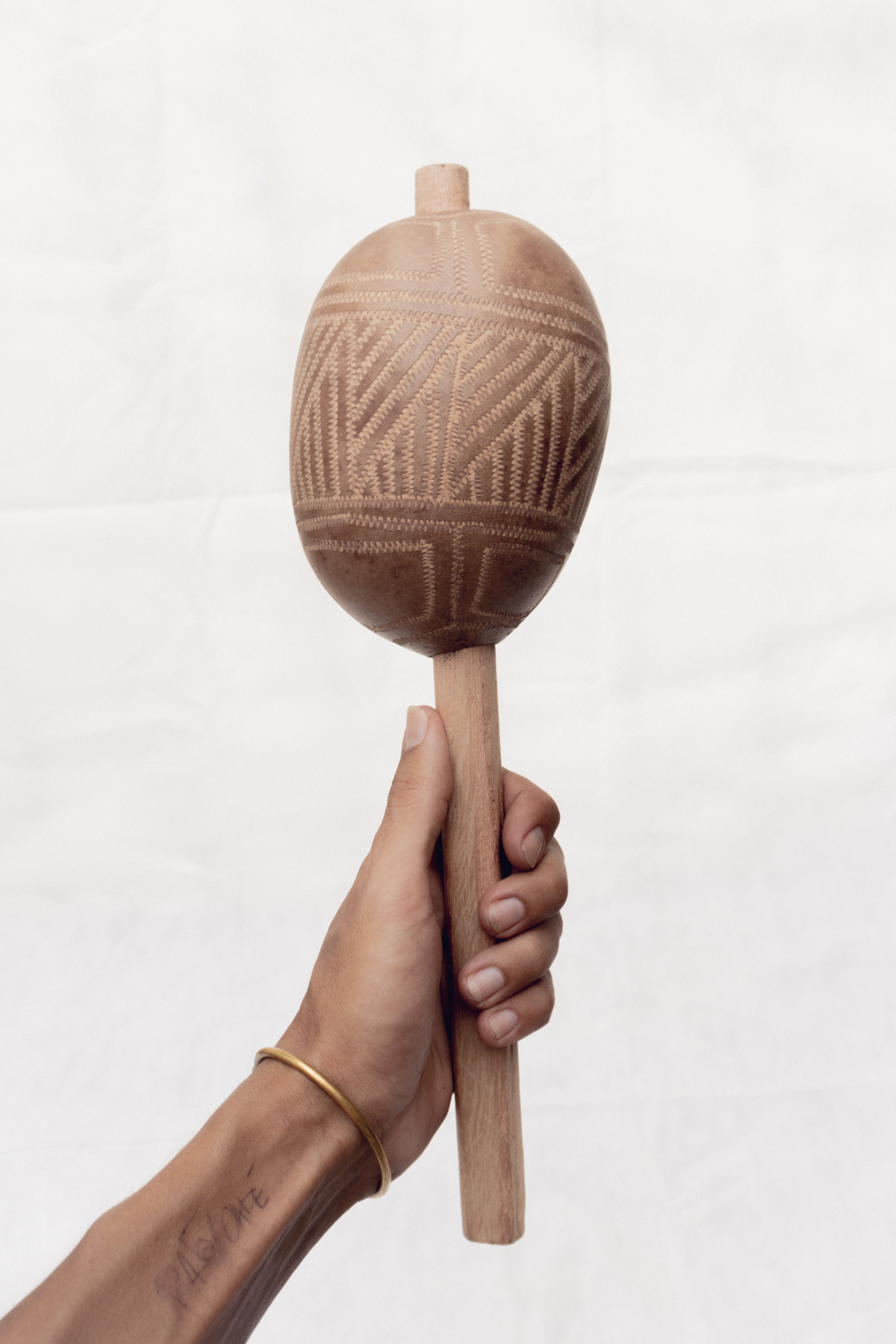 Maraca empunhada.