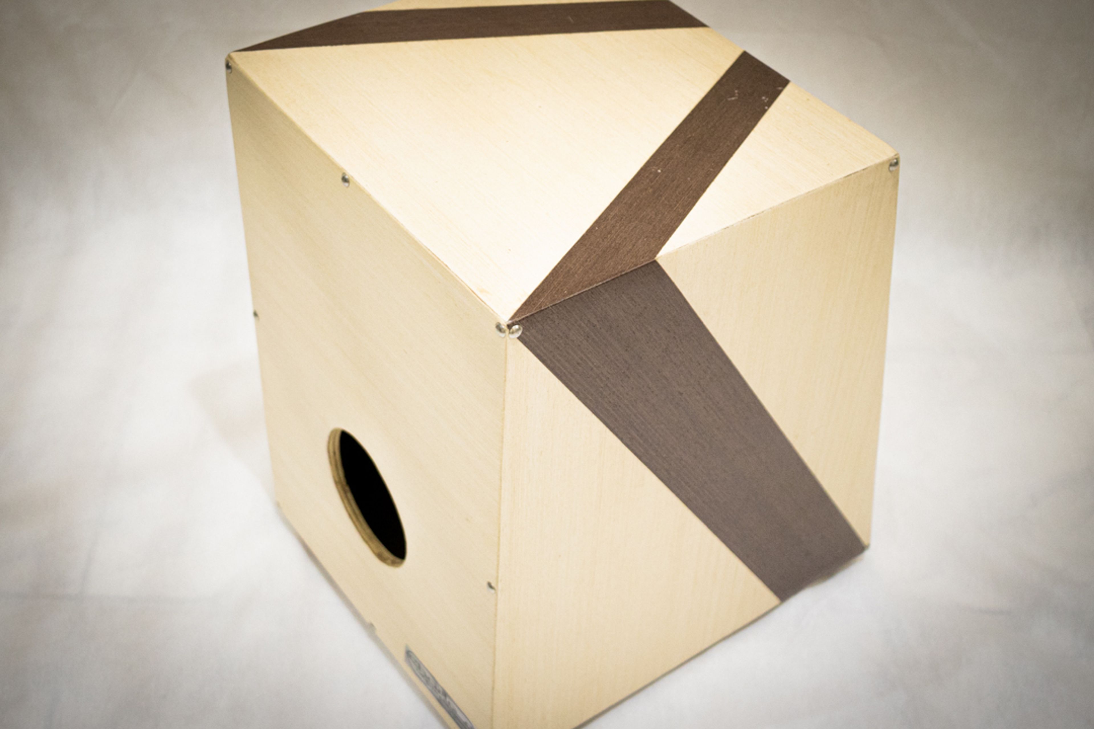 Cajón por trás.