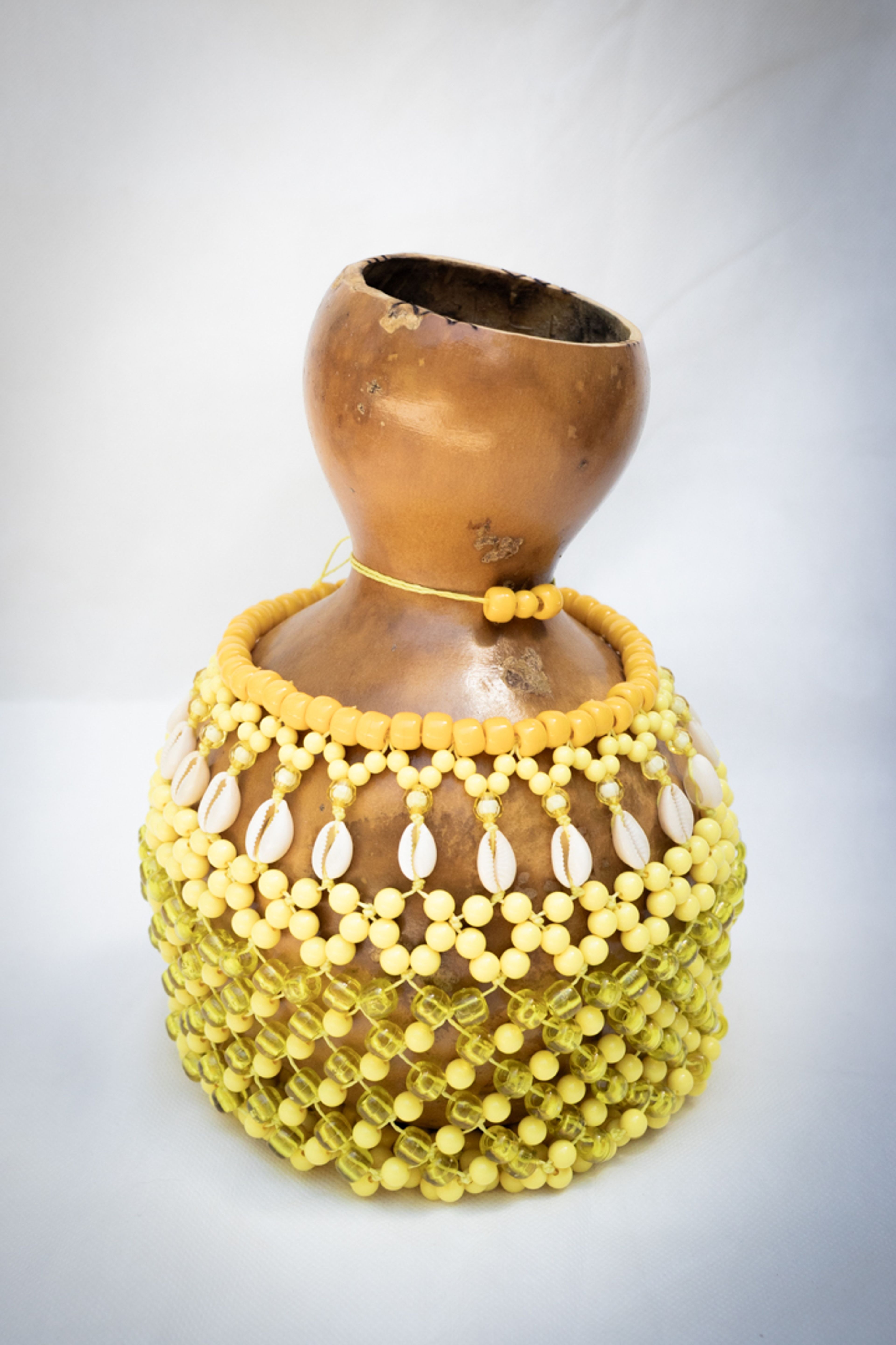Agbê amarelo com búzios