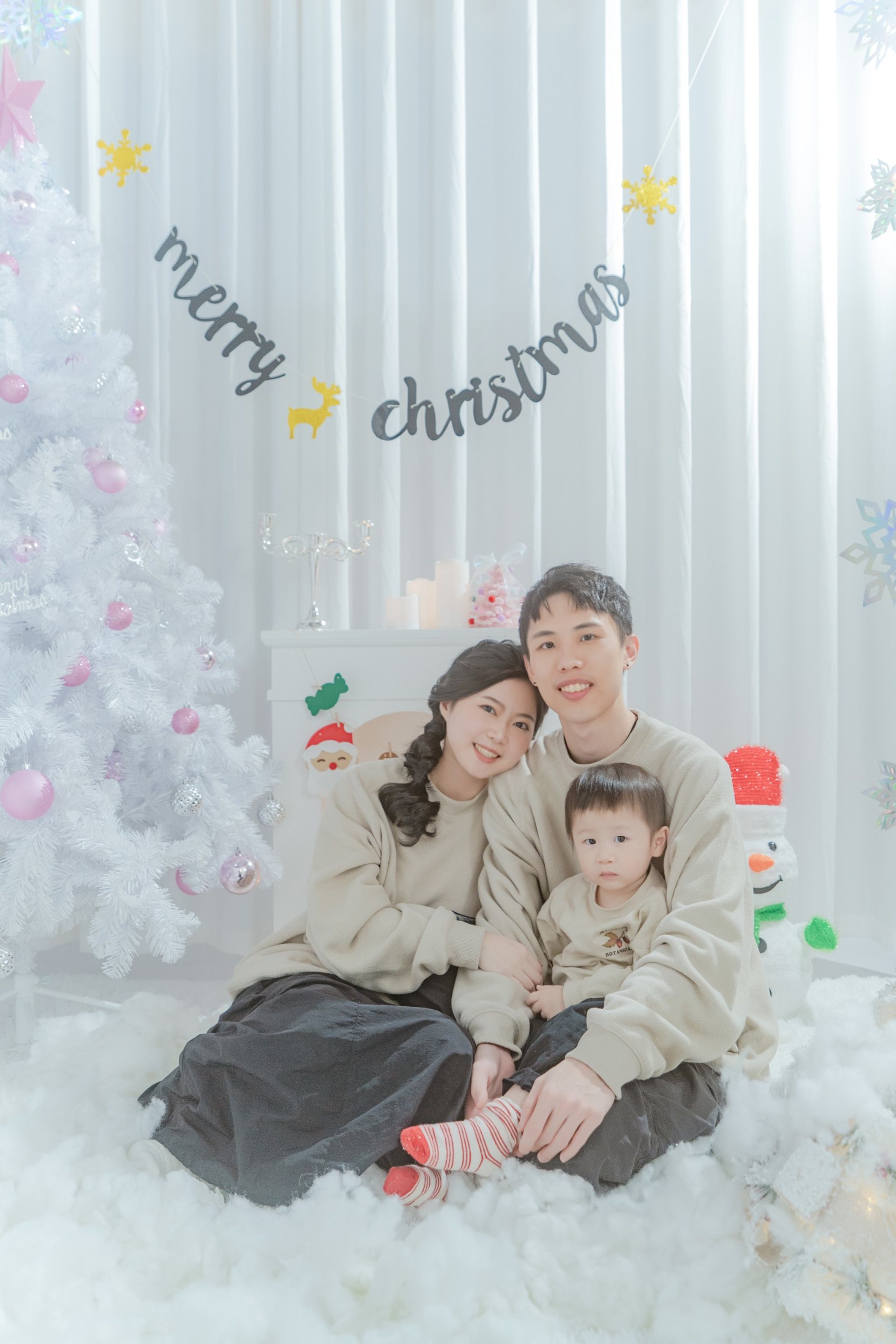 全家福多人寫真－聖誕白色佈景三口之家依偎合影