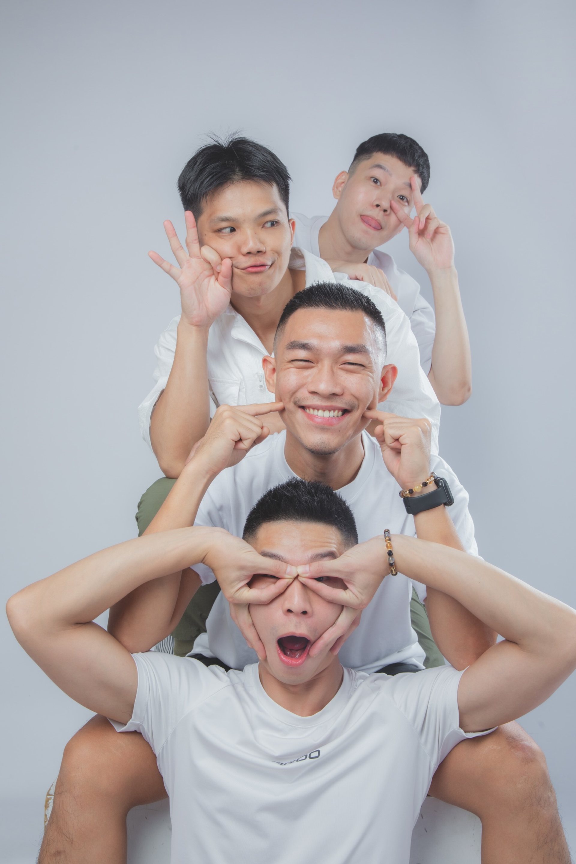 全家福寫真－四位男性白色上衣疊排鬼臉合影