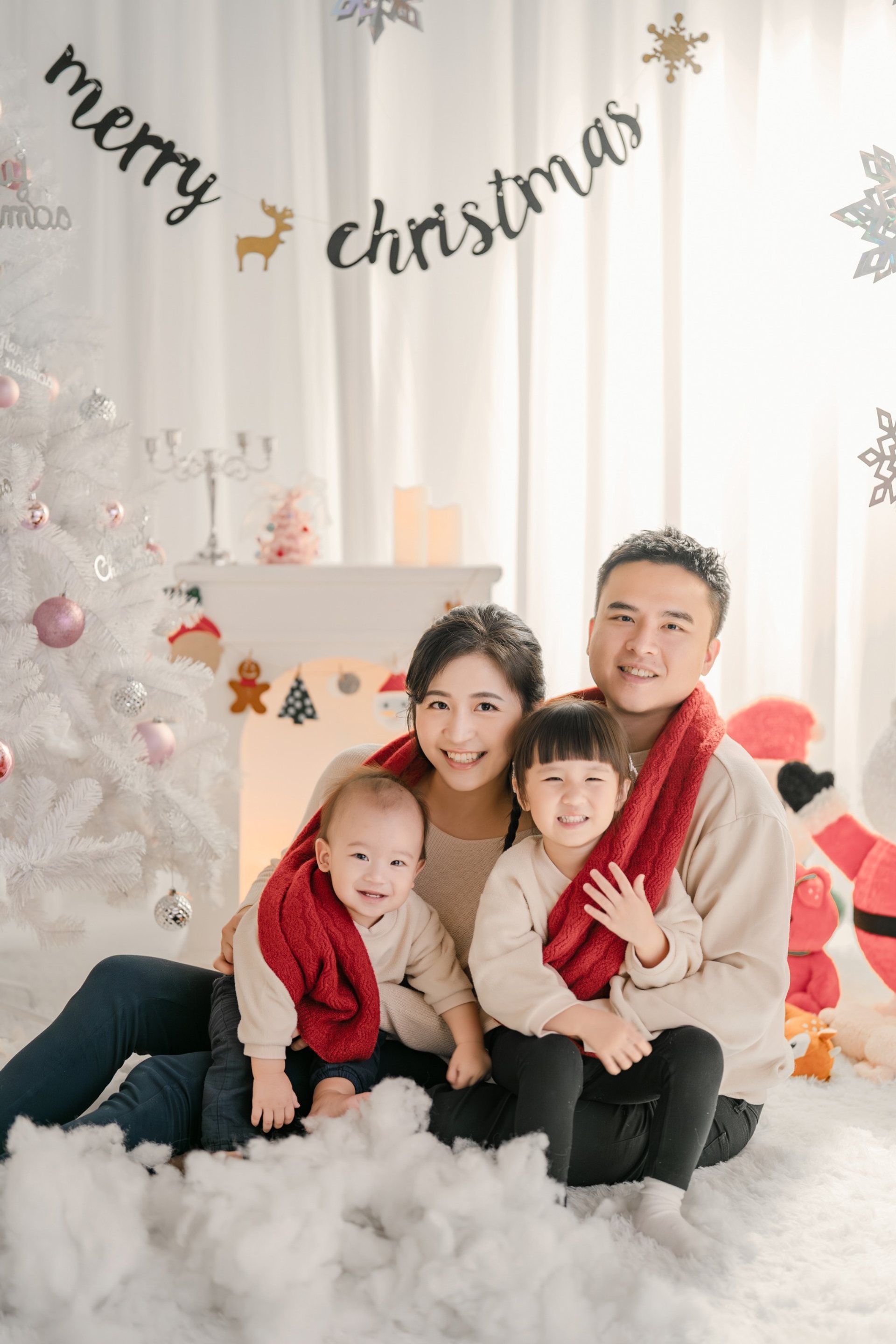 全家福多人寫真－聖誕佈景四口之家紅圍巾米色毛衣