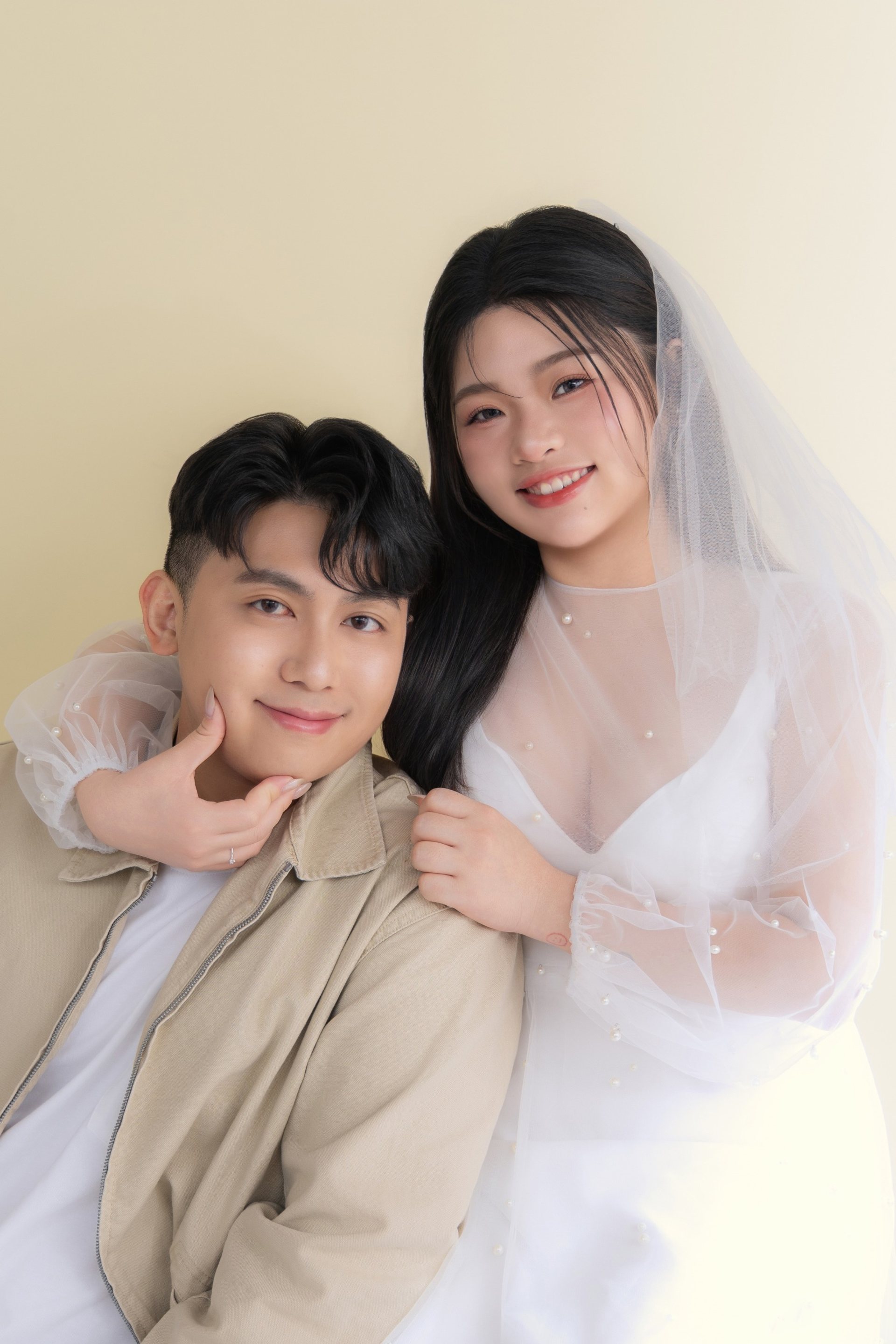 情侶閨蜜寫真－鵝黃背景輕婚紗情侶甜蜜依偎