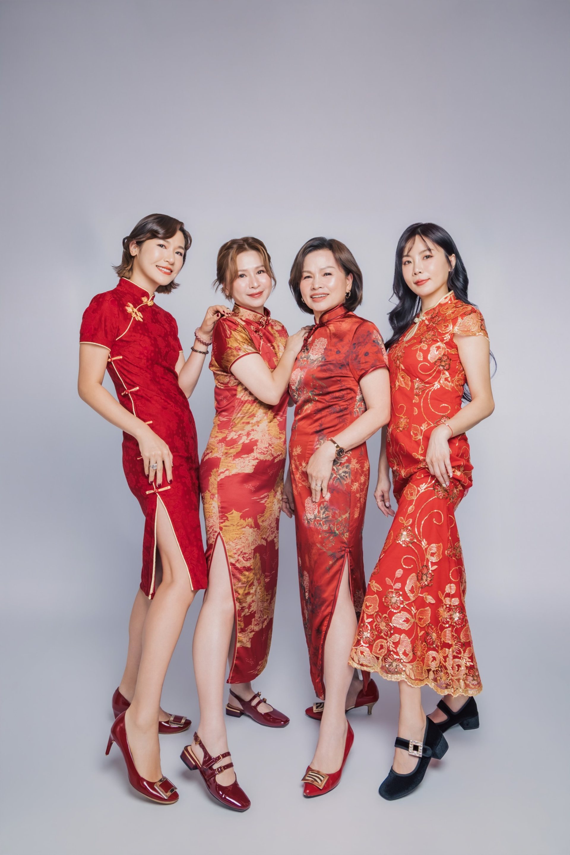 全家福寫真－紅色旗袍四人全身照灰白背景