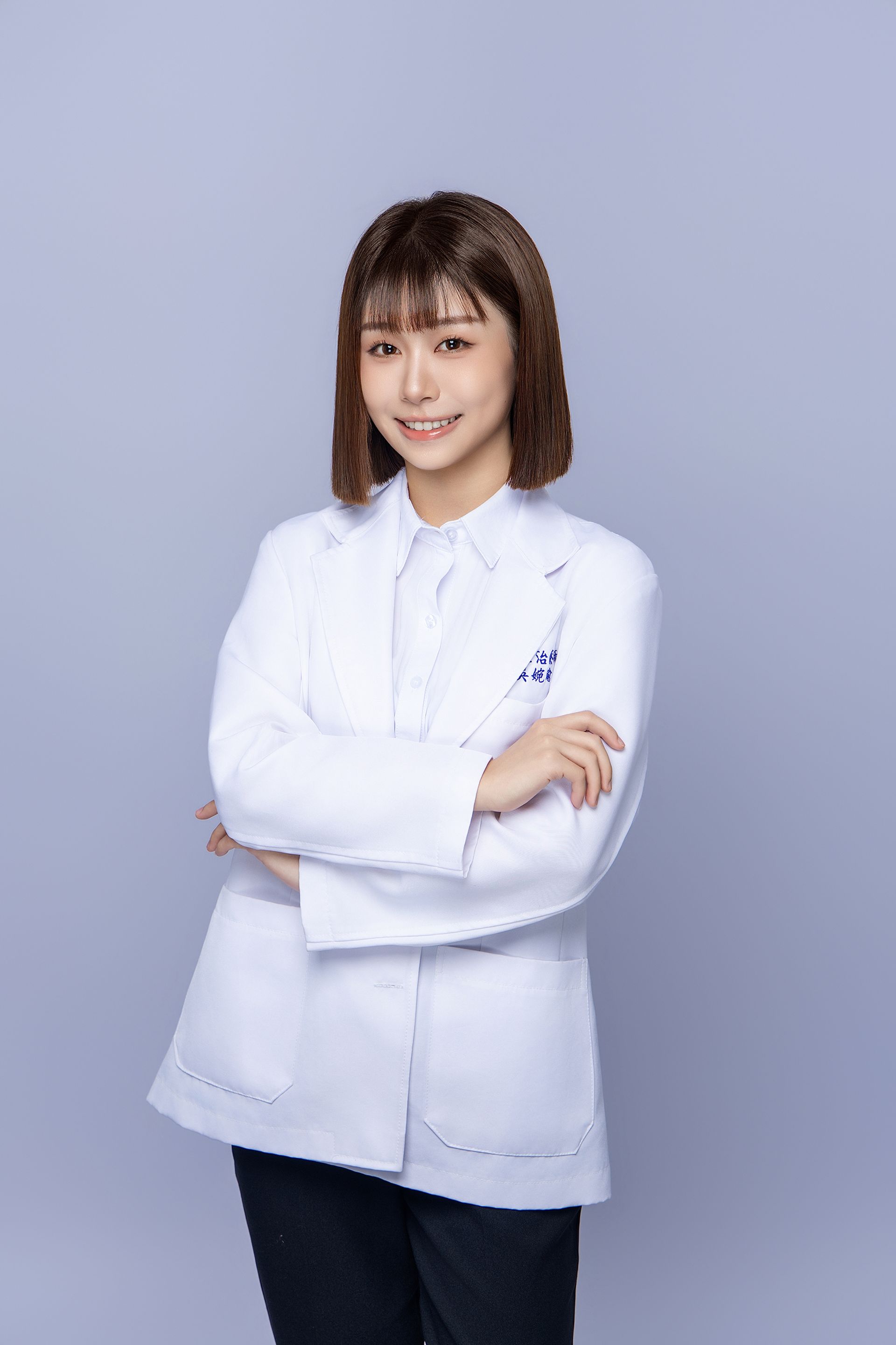職業形象照-女醫師袍插胸