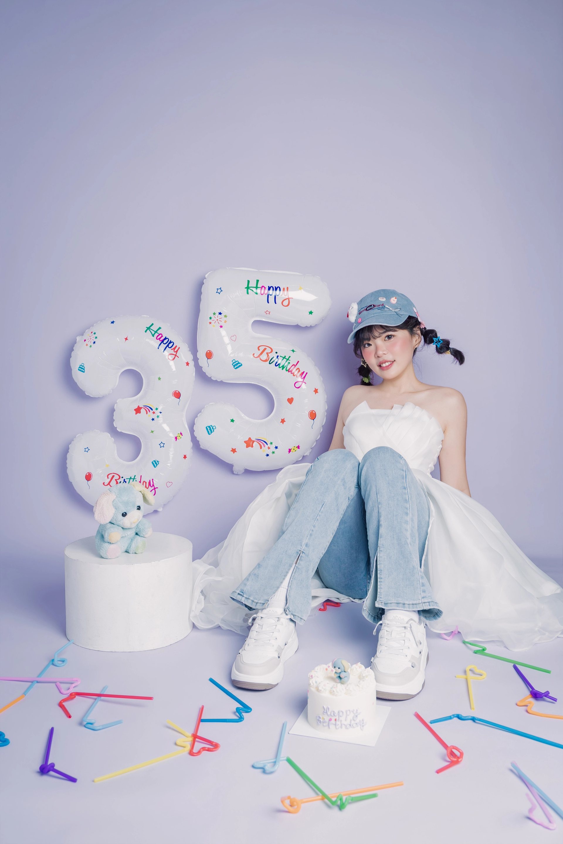主題式寫真－生日女性坐地數字氣球蛋糕彩色吸管