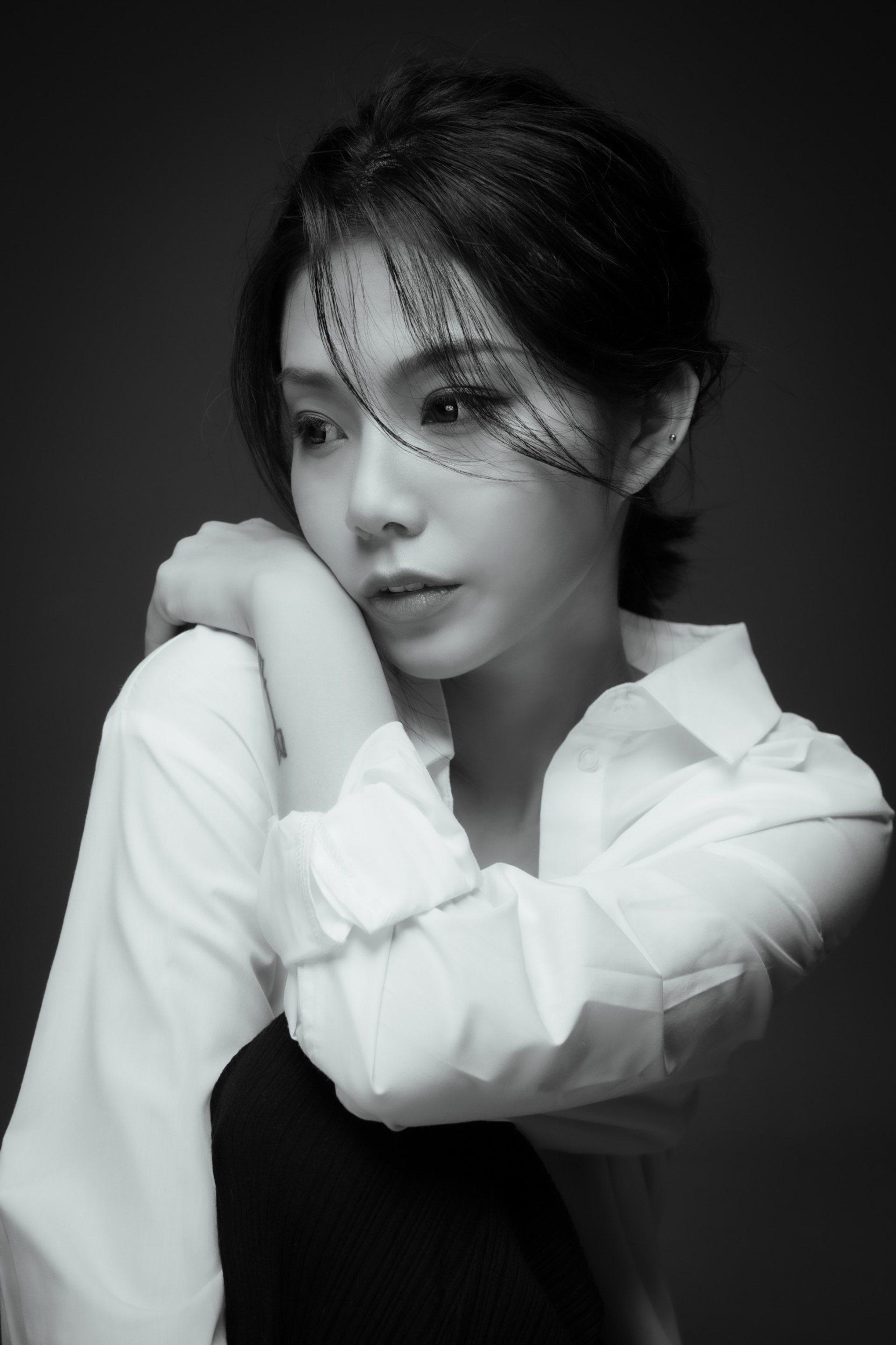 Model卡寫真－黑白白襯衫短髮女性抱膝肖像特寫